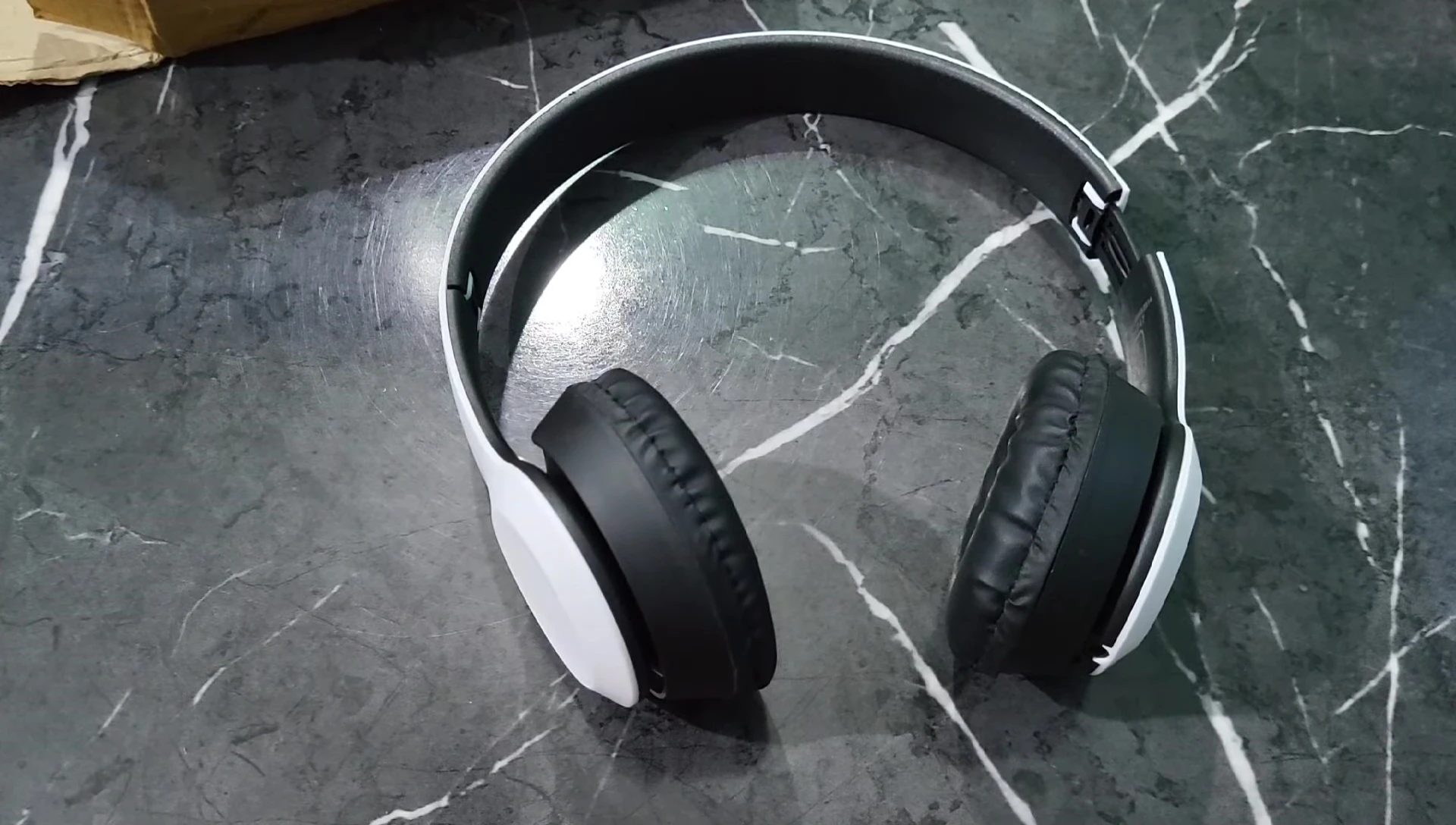 The reviewer introducing the sound quality section.