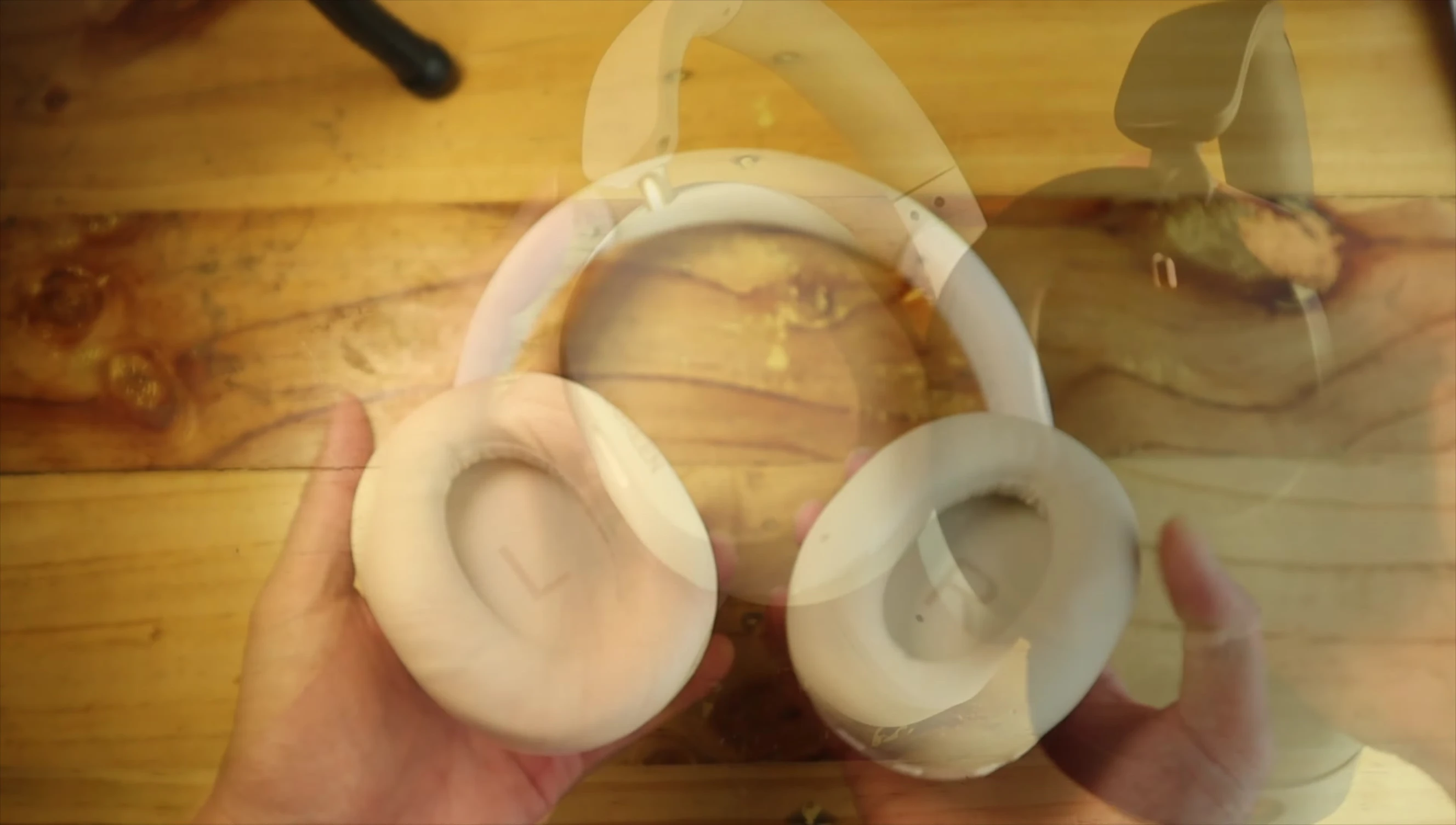 Comparison shot of the UGREEN HiTune Max 5C and EGGEL Life 2 earcups