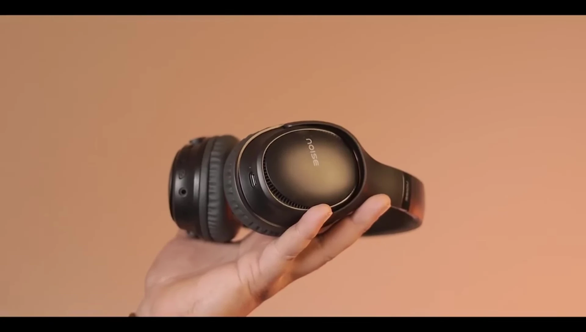 Image emphasizing the long battery life of Noise Headphones
