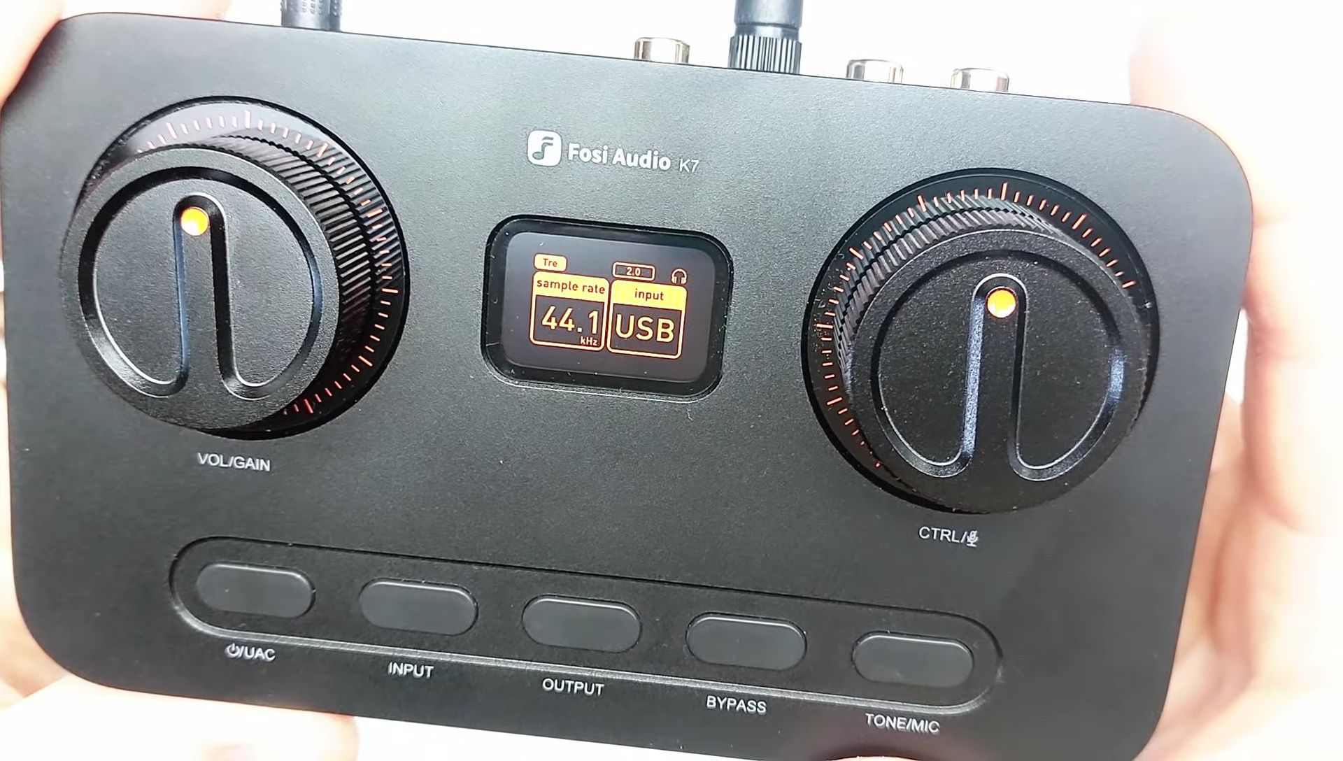 The volume knob of the K7 with the display showing the level.