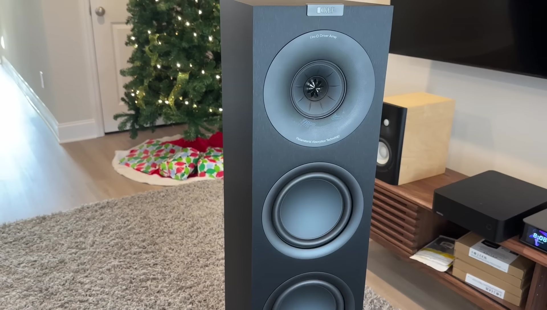 Image showing the speaker's grill and plinth kit.