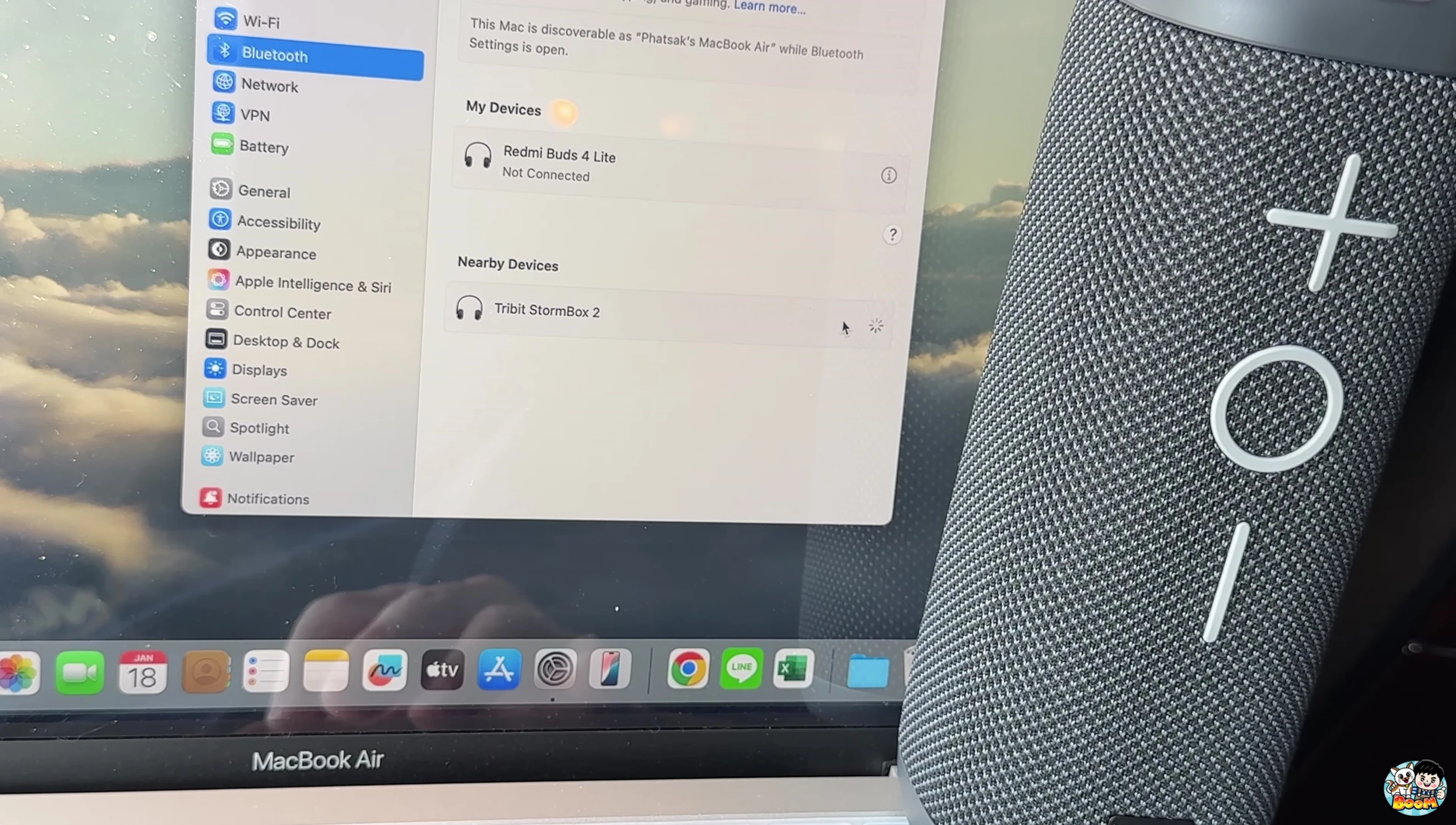 Image highlighting the Bluetooth and AUX connection ports