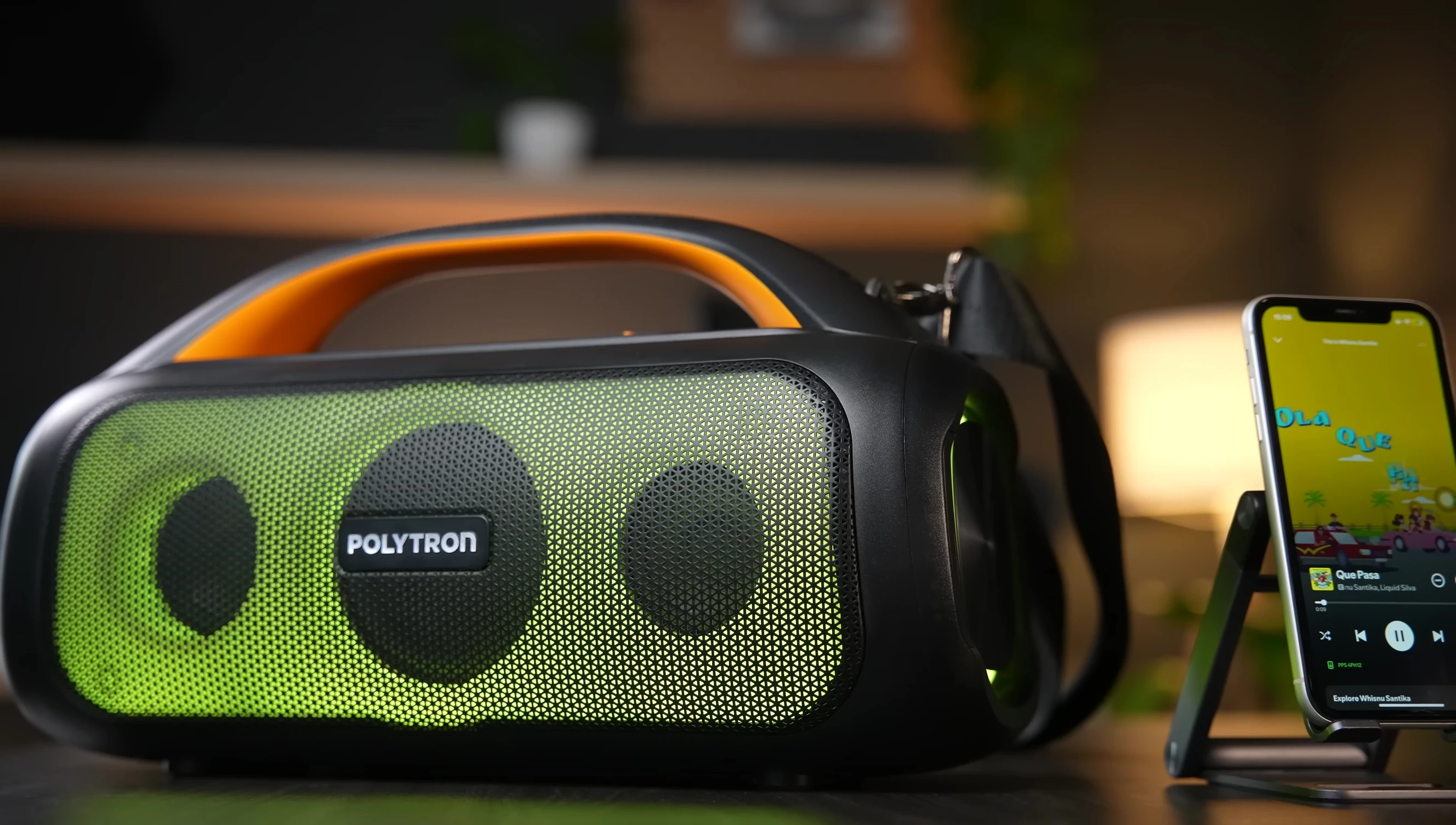 The speaker's compact size and weight are highlighted.