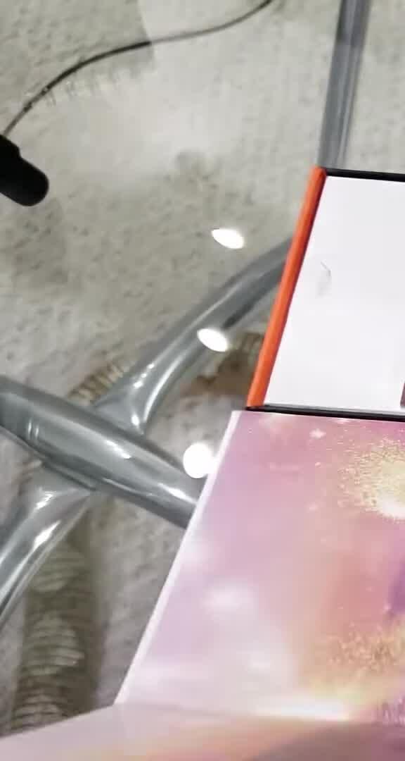 Close-up of the JBL Flip 6 packaging and quick start guide.