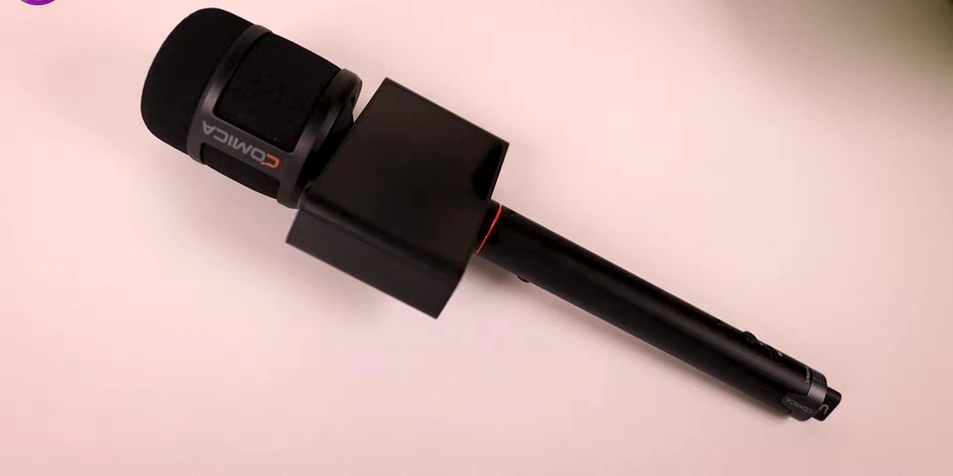 Showcase of the microphone's design and features