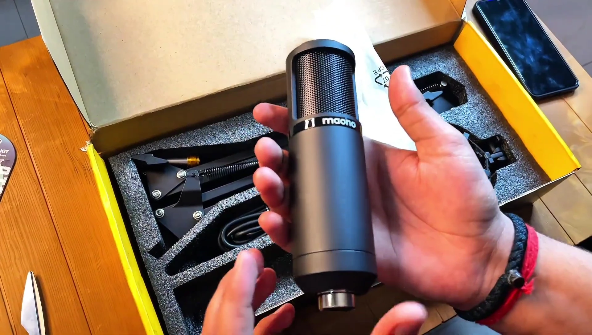 Showcase of the microphone's body and finishing