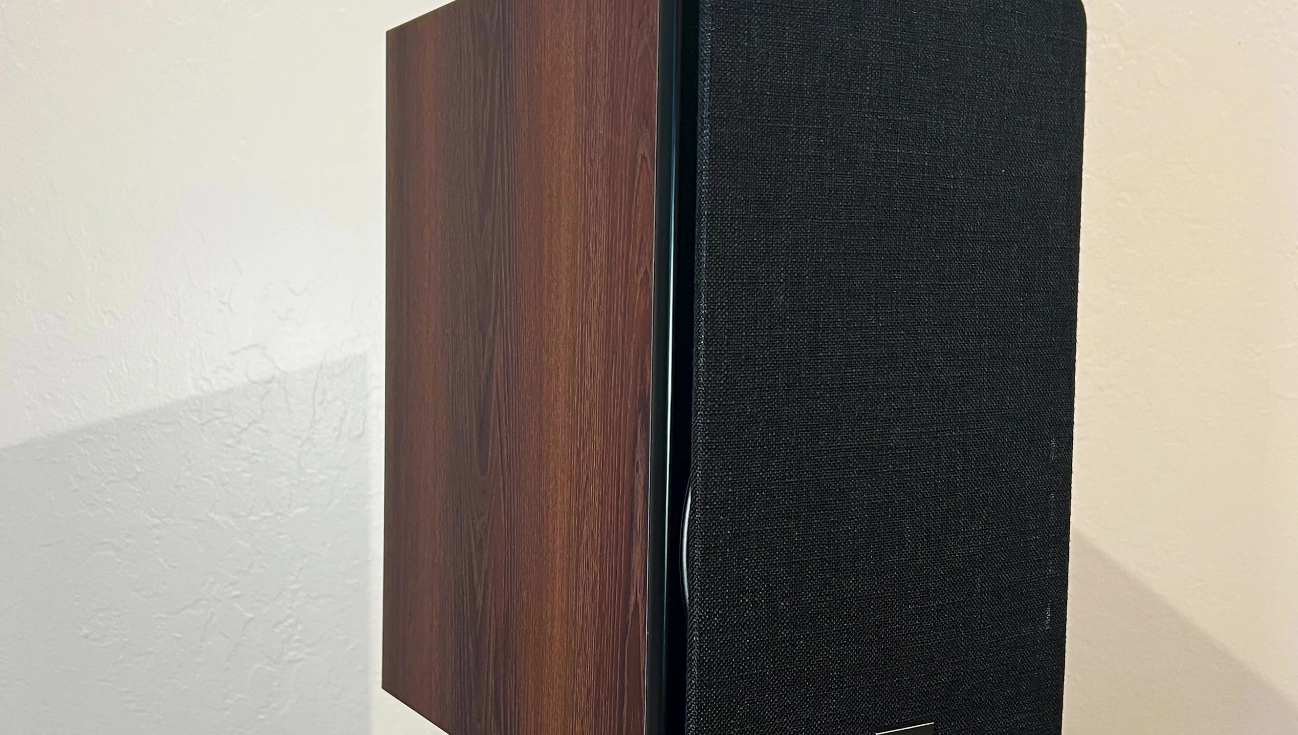 Screenshot of the listening environment, possibly showing room dimensions.
