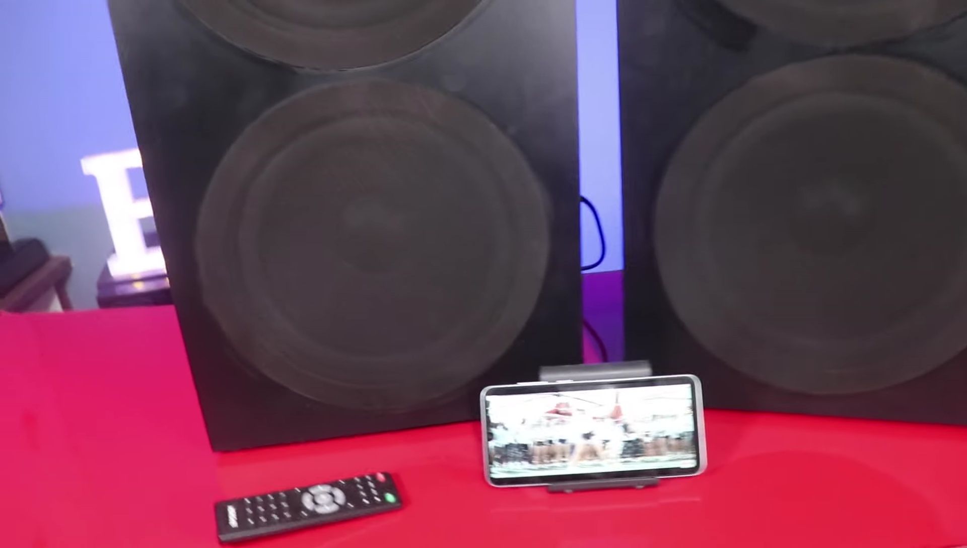 Diagram showing the speaker's 500-watt RMS power output.