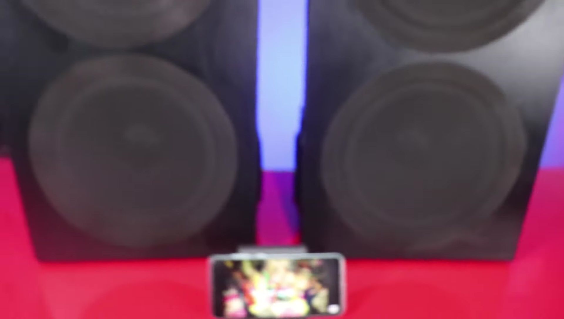 Music playback demonstration showcasing the speaker's sound quality.