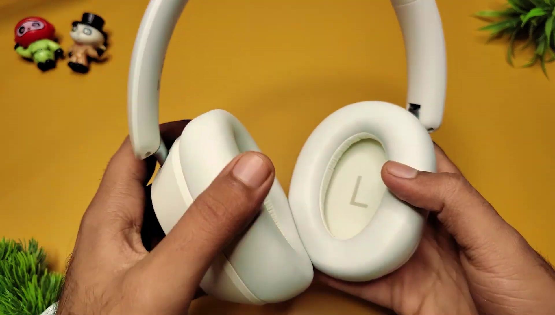 View of the Noise Airwave Max 5 headband showing its construction and padding.