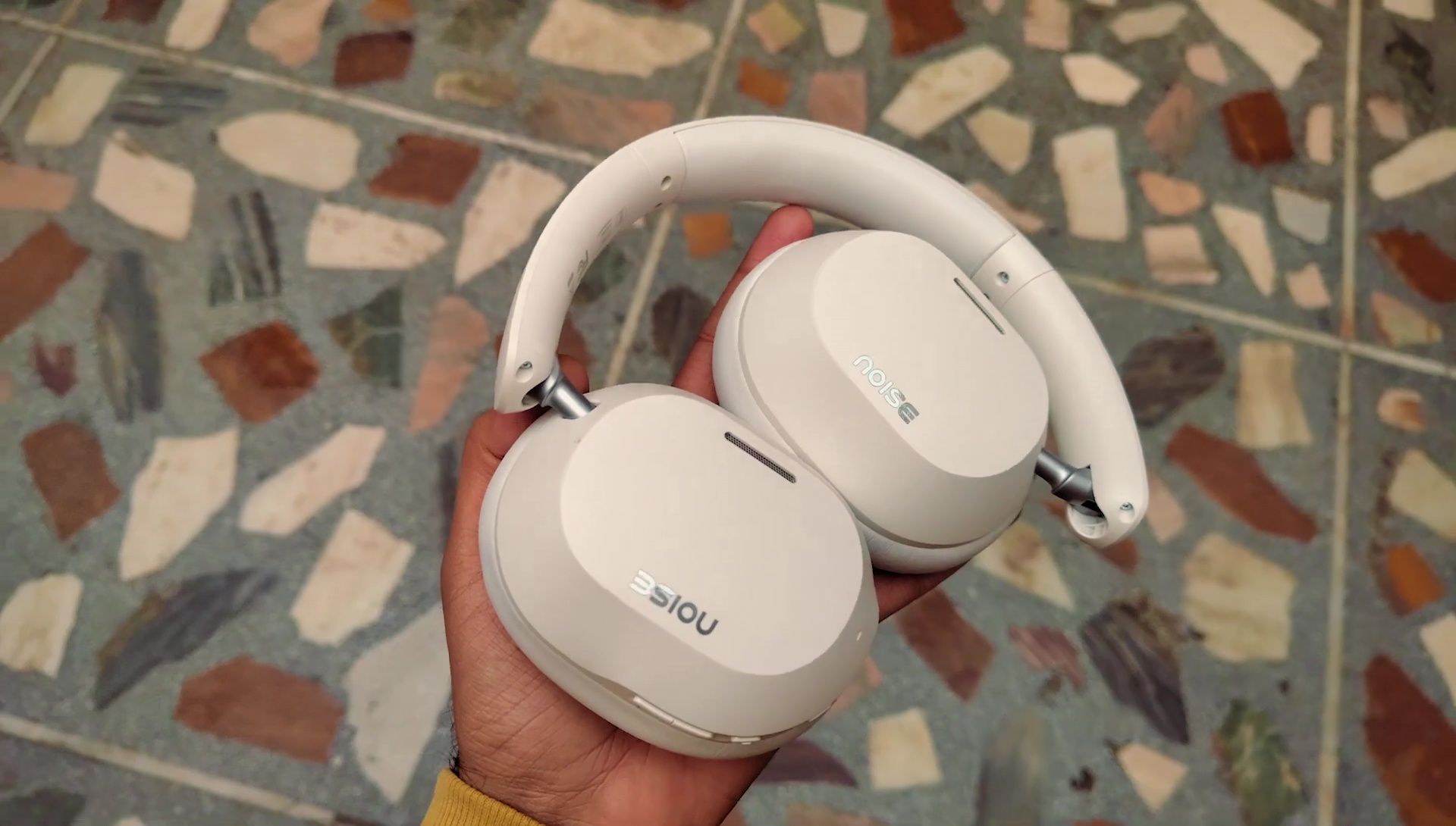 Final shot of the Noise Airwave Max 5 headphones