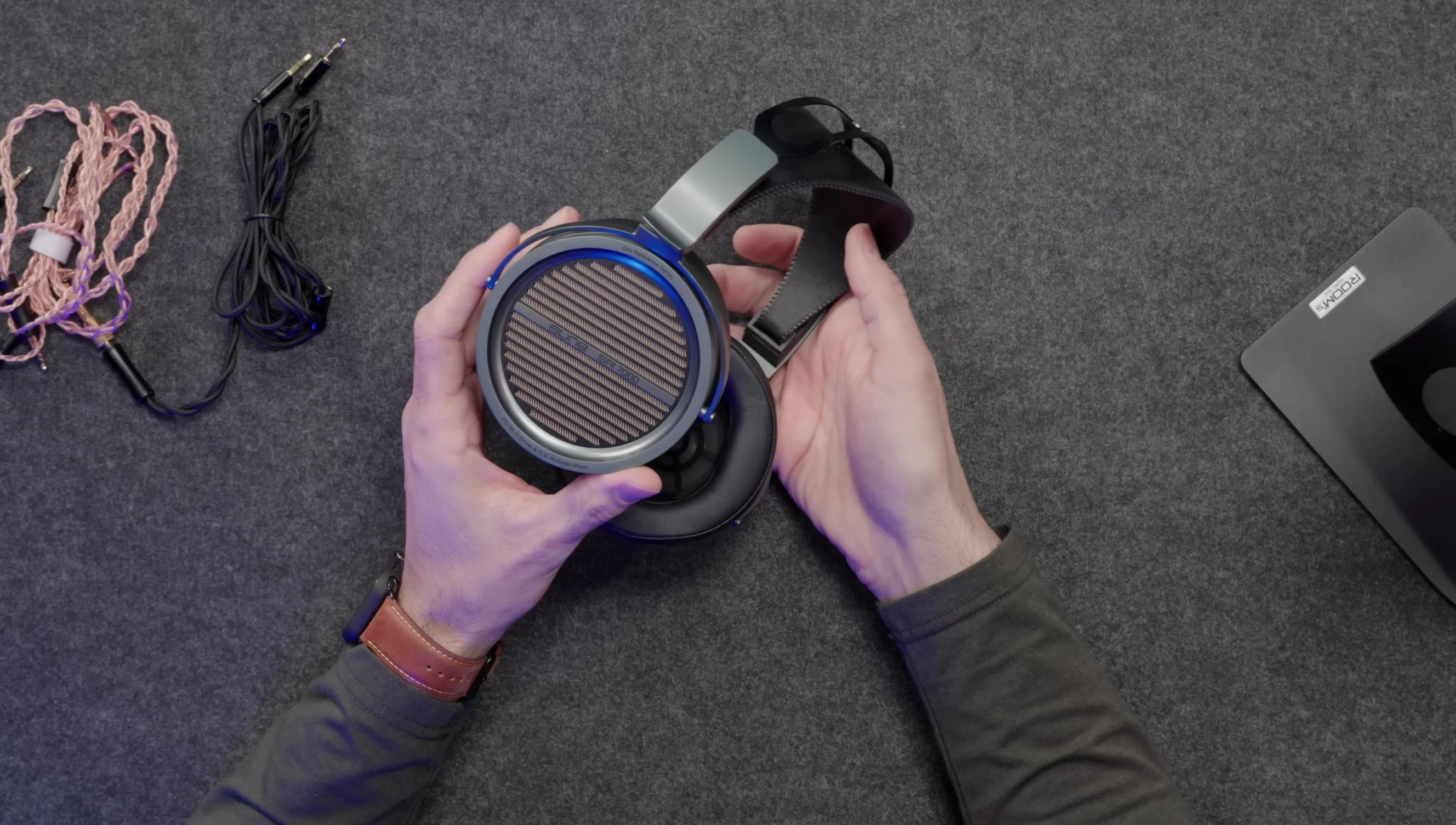Aune SR7000 headphones showing the build quality and design