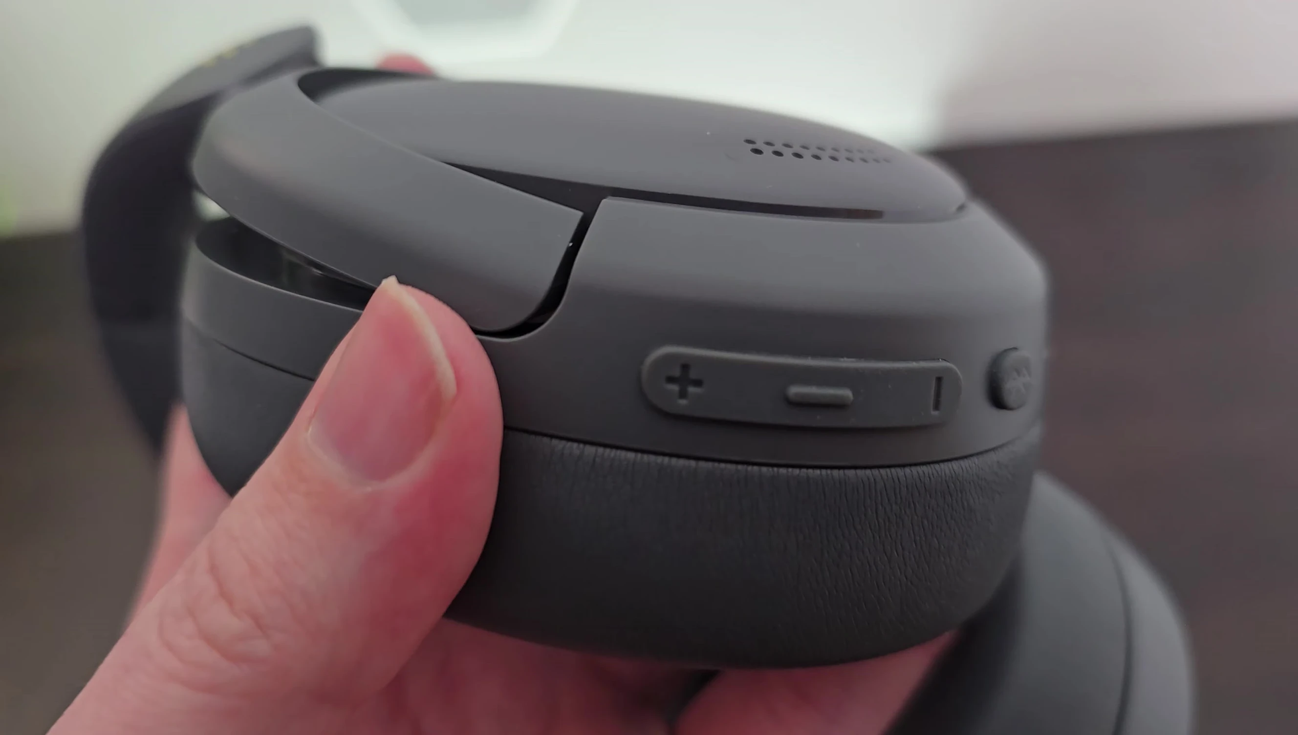 Image highlighting the USB-C port on the headphones.