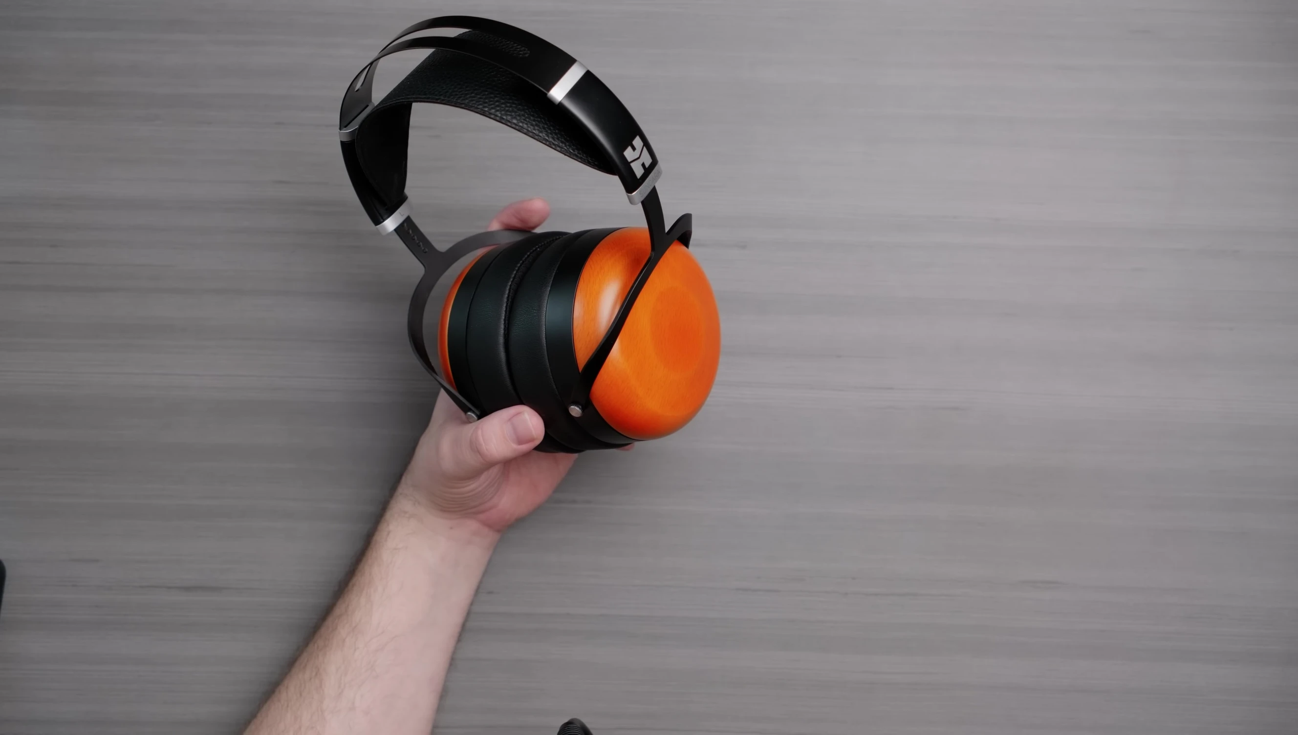 Screenshot illustrating the experiment with earcup removal and its negative outcome.