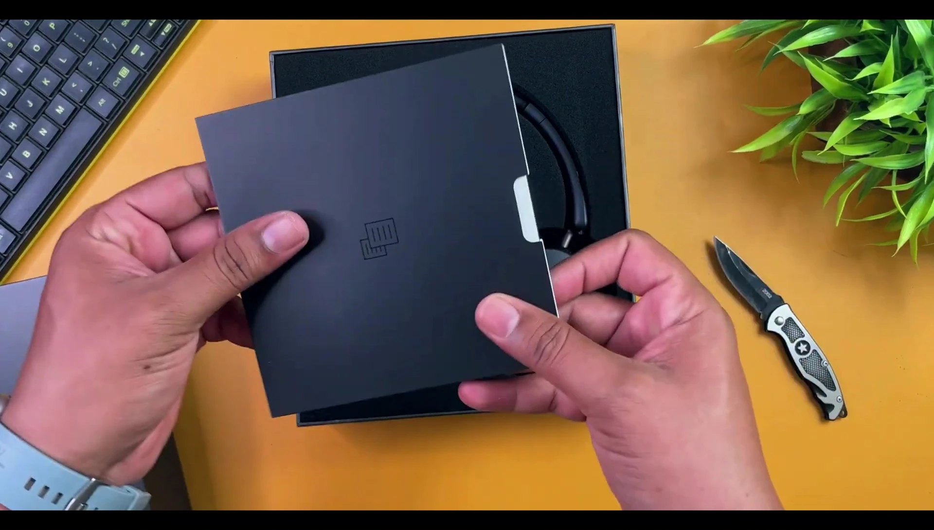 Contents of the inner box: manual, warranty, stickers.