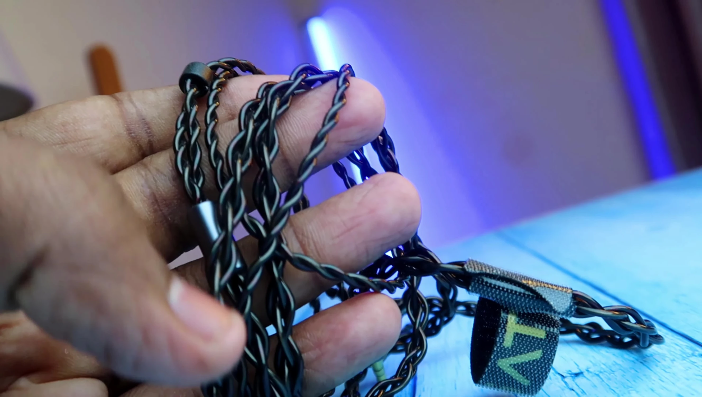 The cable's splitter shown, demonstrating its adjustable nature.