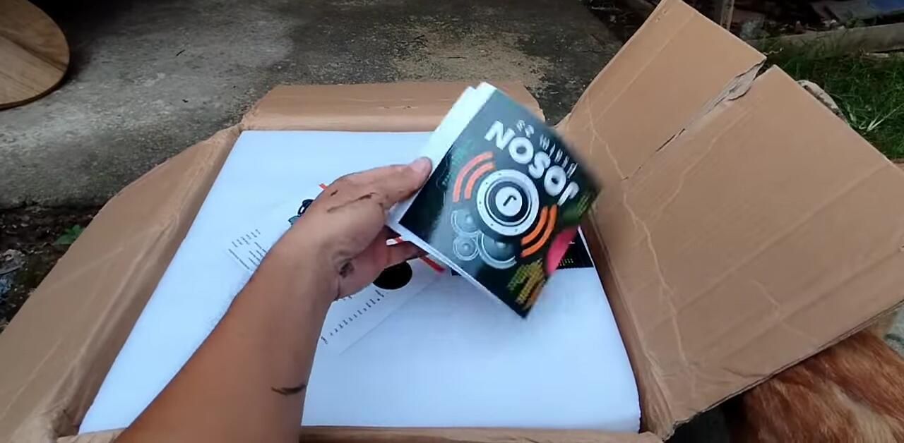 The speaker with the Joson sticker