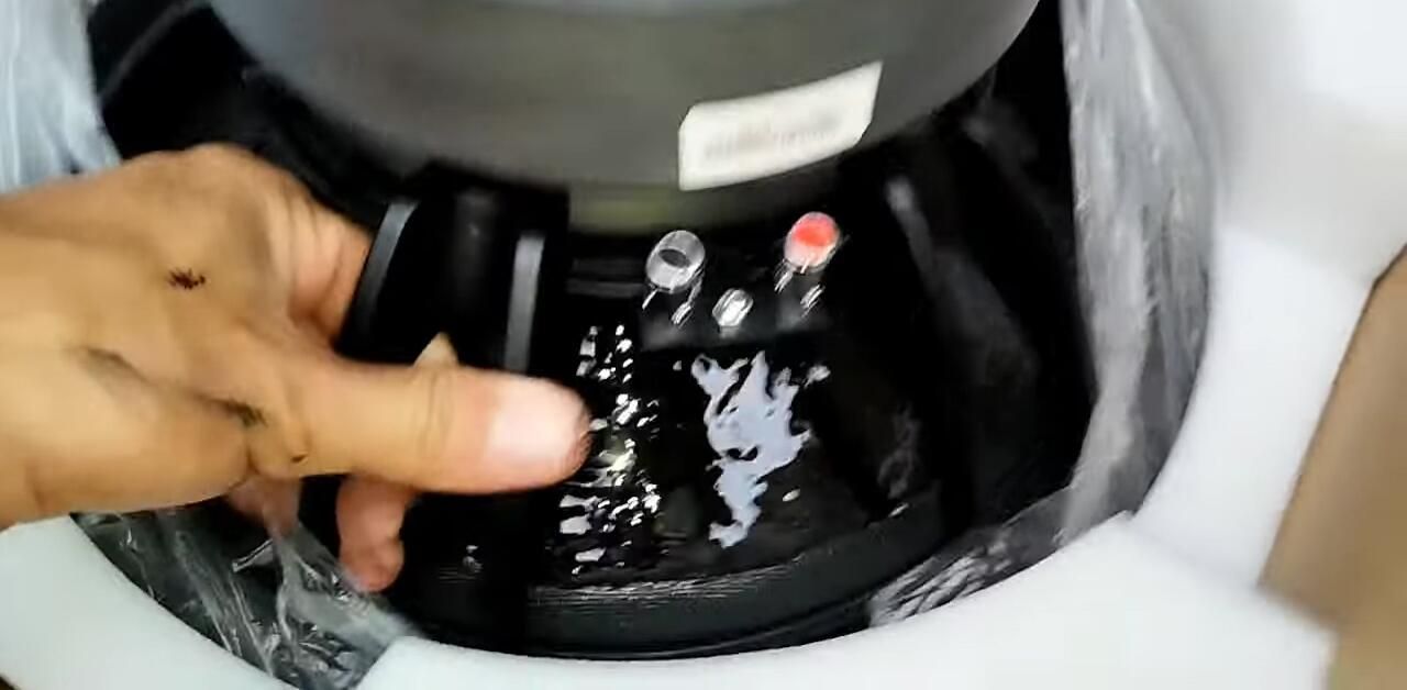 Details of the speaker's rear and ventilation