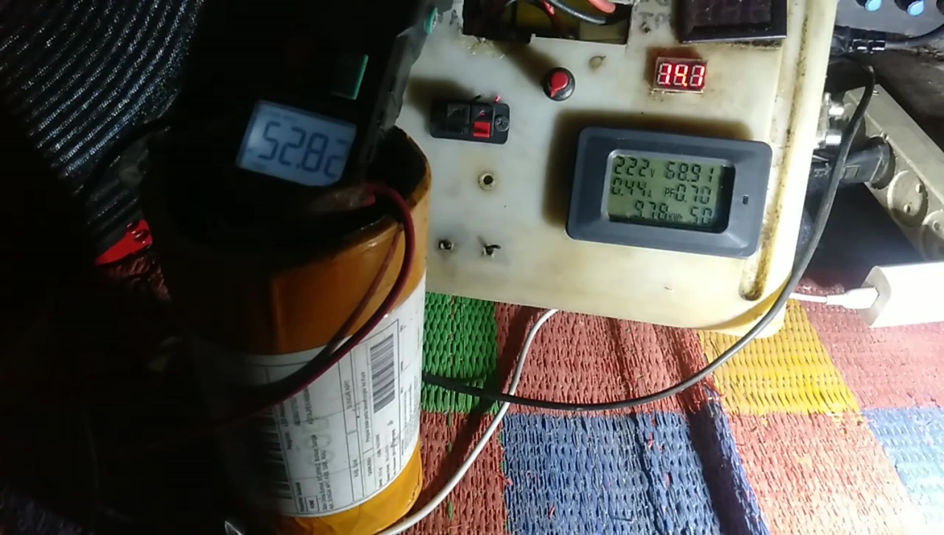 Multimeter display showing the peak voltage measurement.