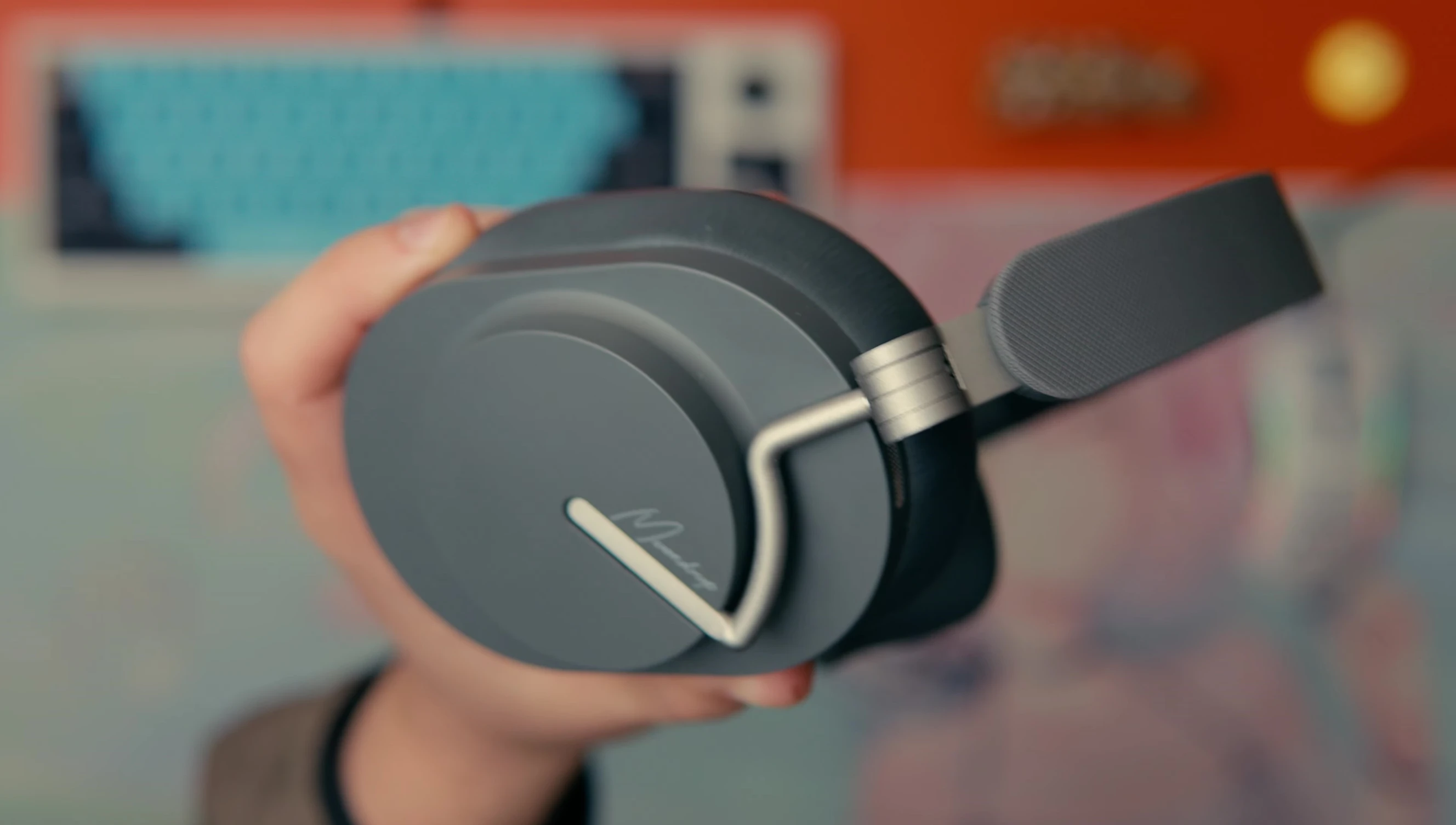 Close-up shot of the earcup hinge