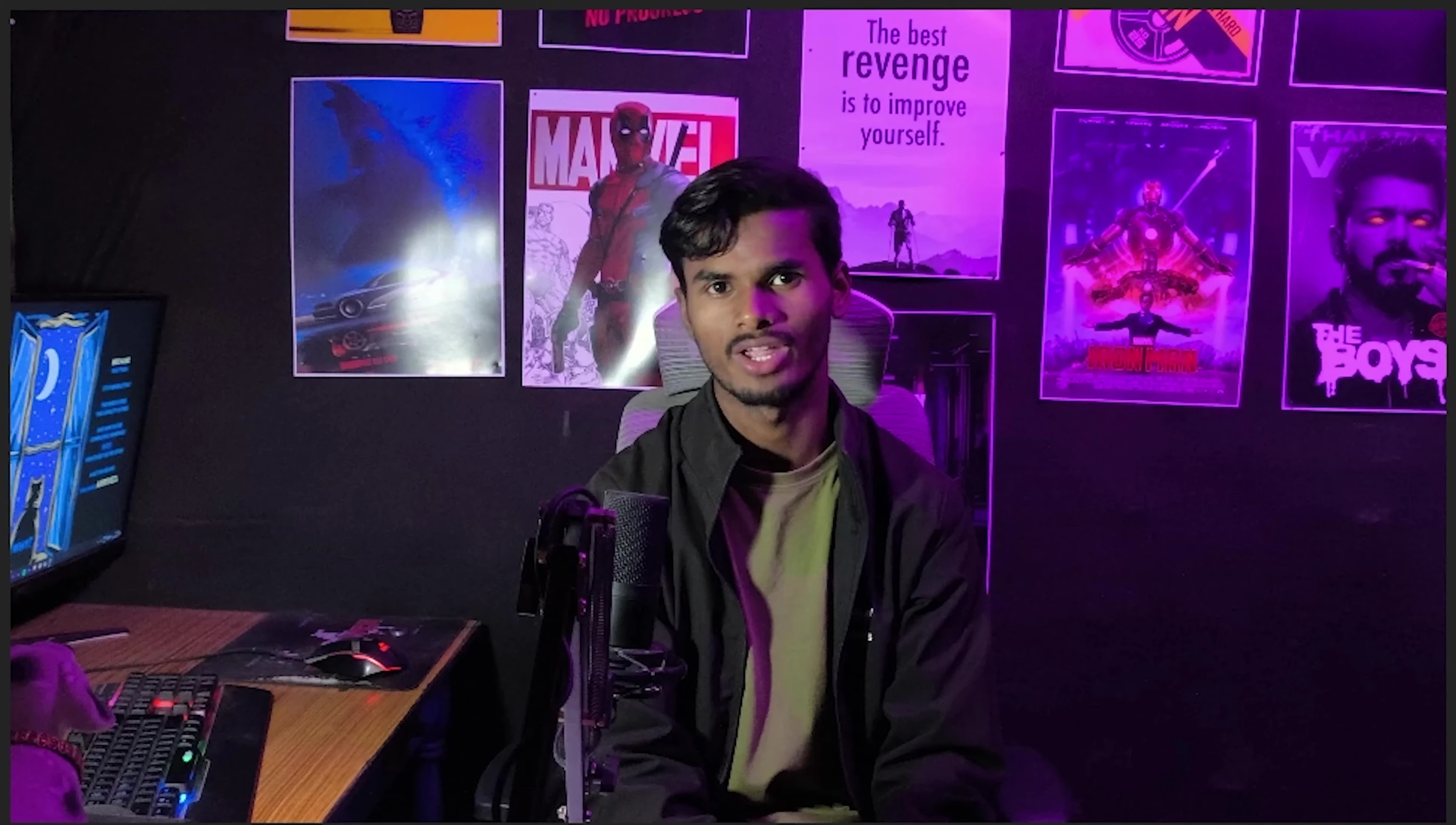 The reviewer giving his final thoughts on the microphone.