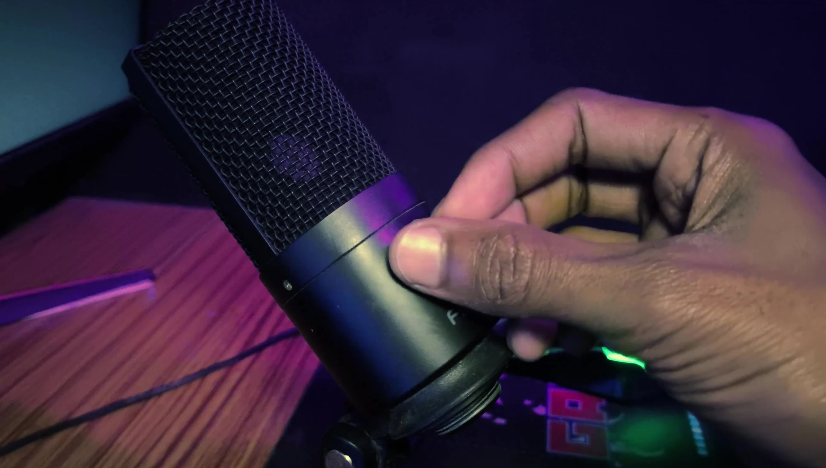 The volume control knob on the microphone.