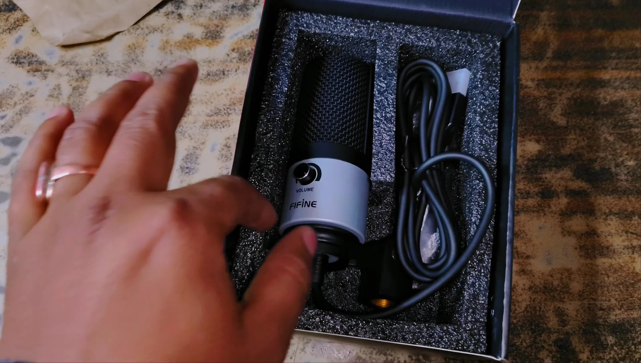 Close-up of the Fifine K669B microphone