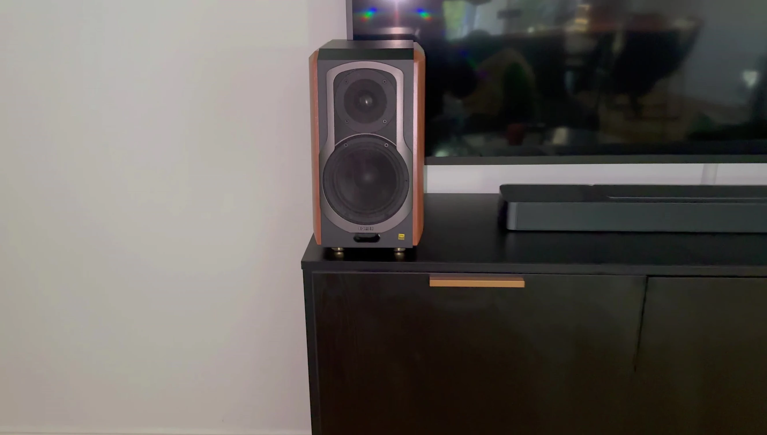 Screenshot showing the speakers in use during a music listening session