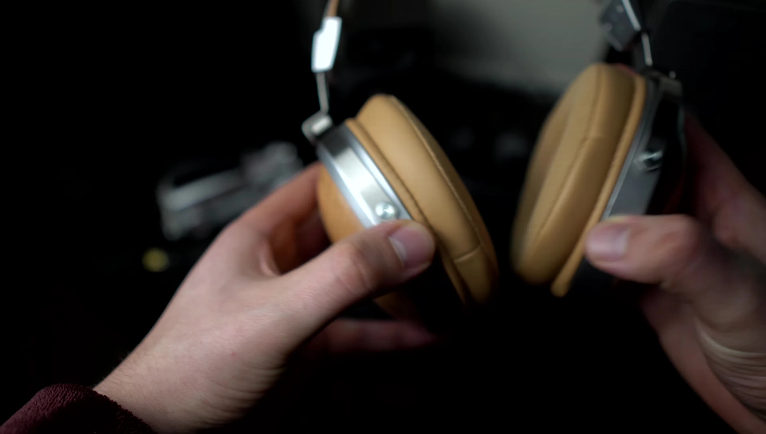 Demonstration of the rotating and folding mechanism of the earcups.