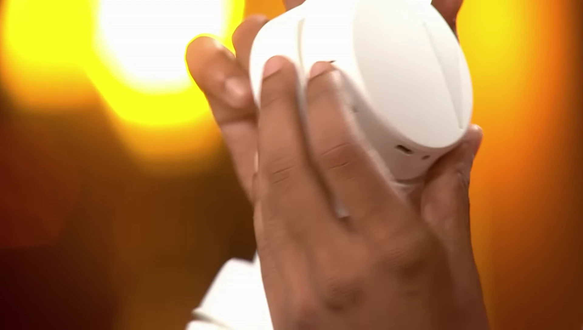 Image showing the multi-mode dial on the headphones, highlighting the different listening modes.