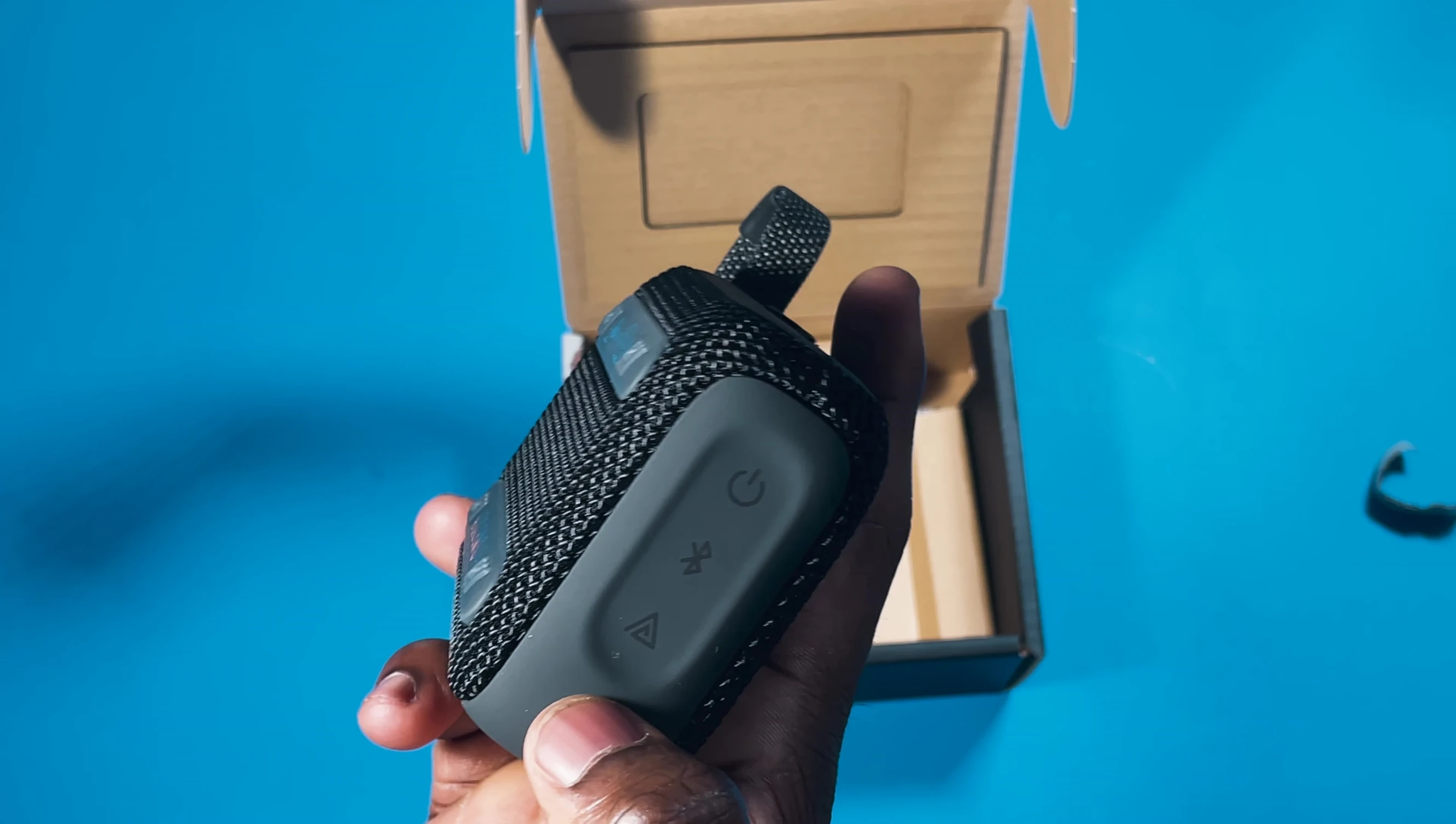 The buttons and loop for attachment on the JBL GO 4.
