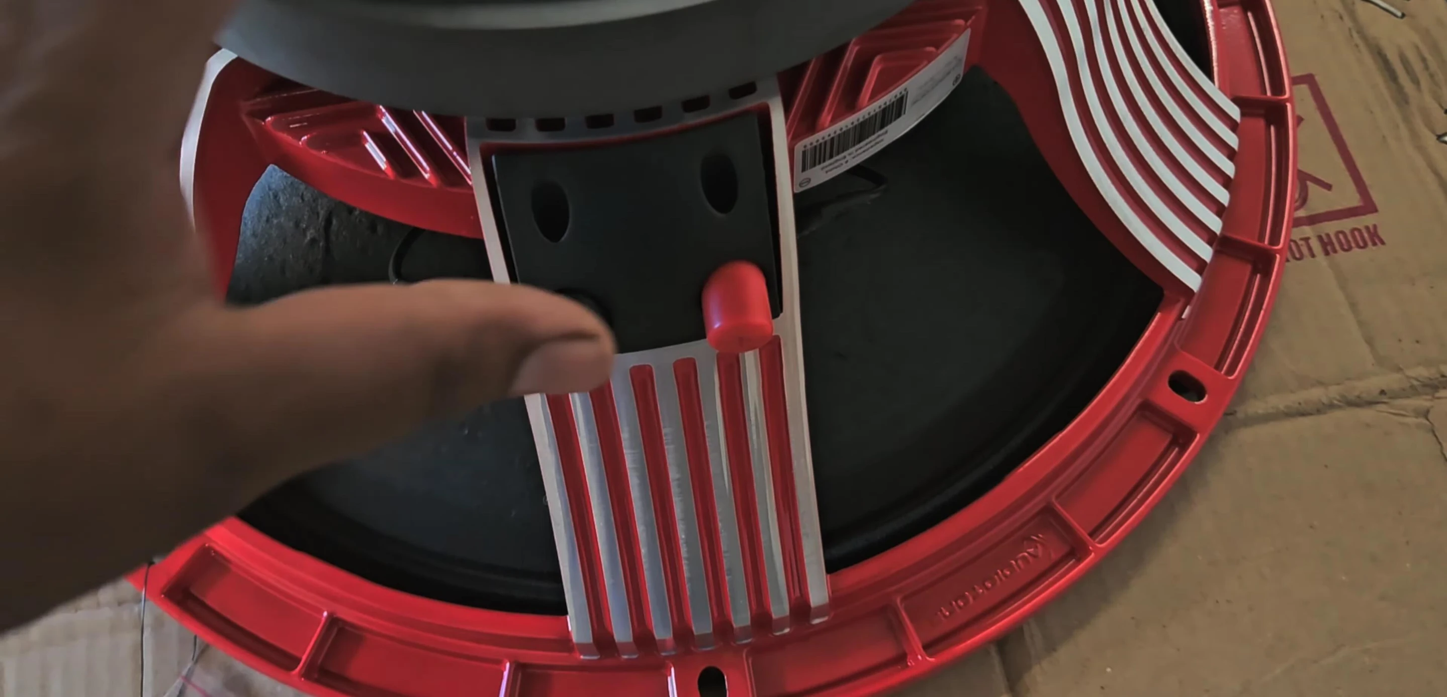 The speaker's push terminal.