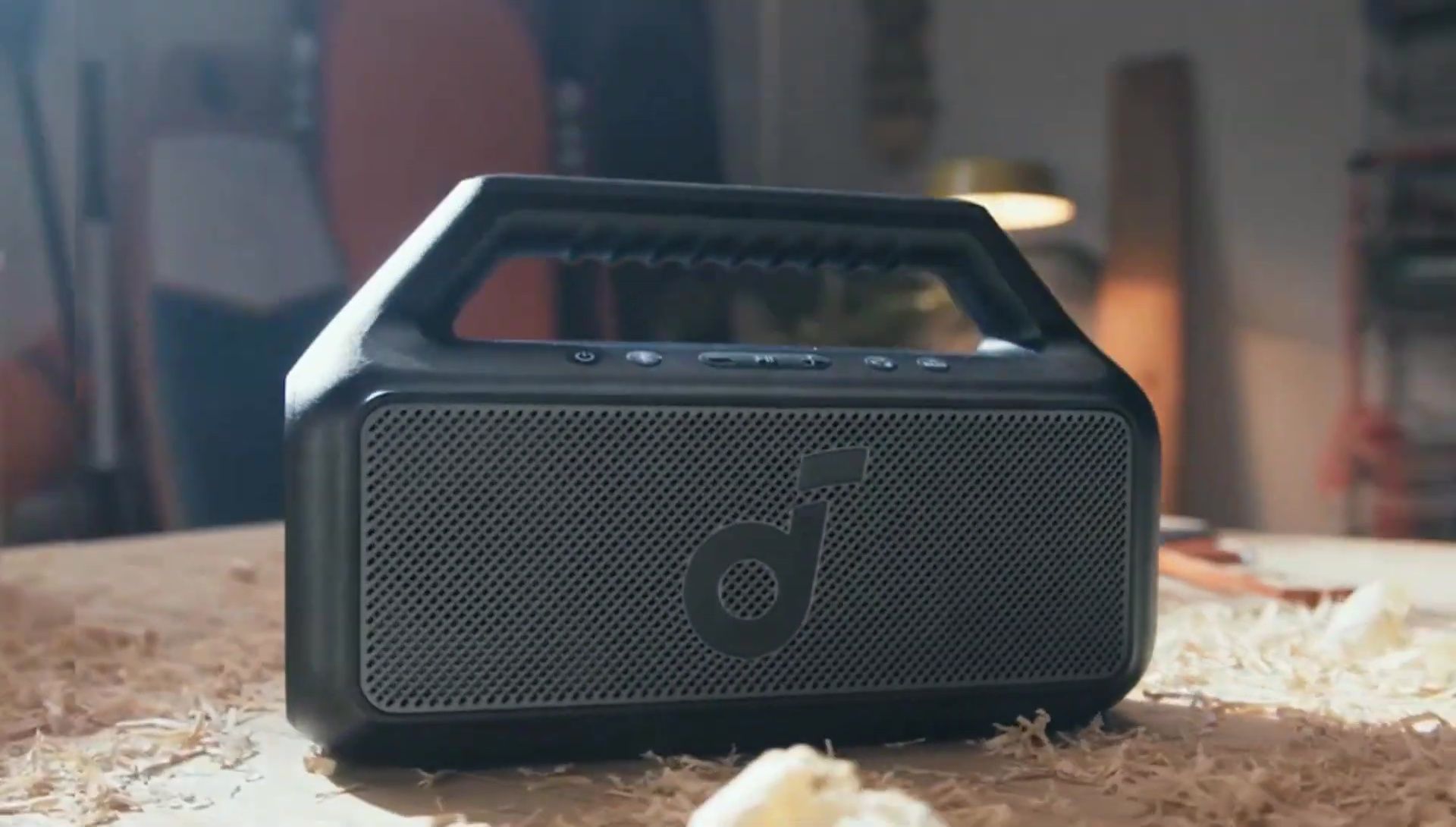 Showcase of the speaker's long battery life and power bank feature.