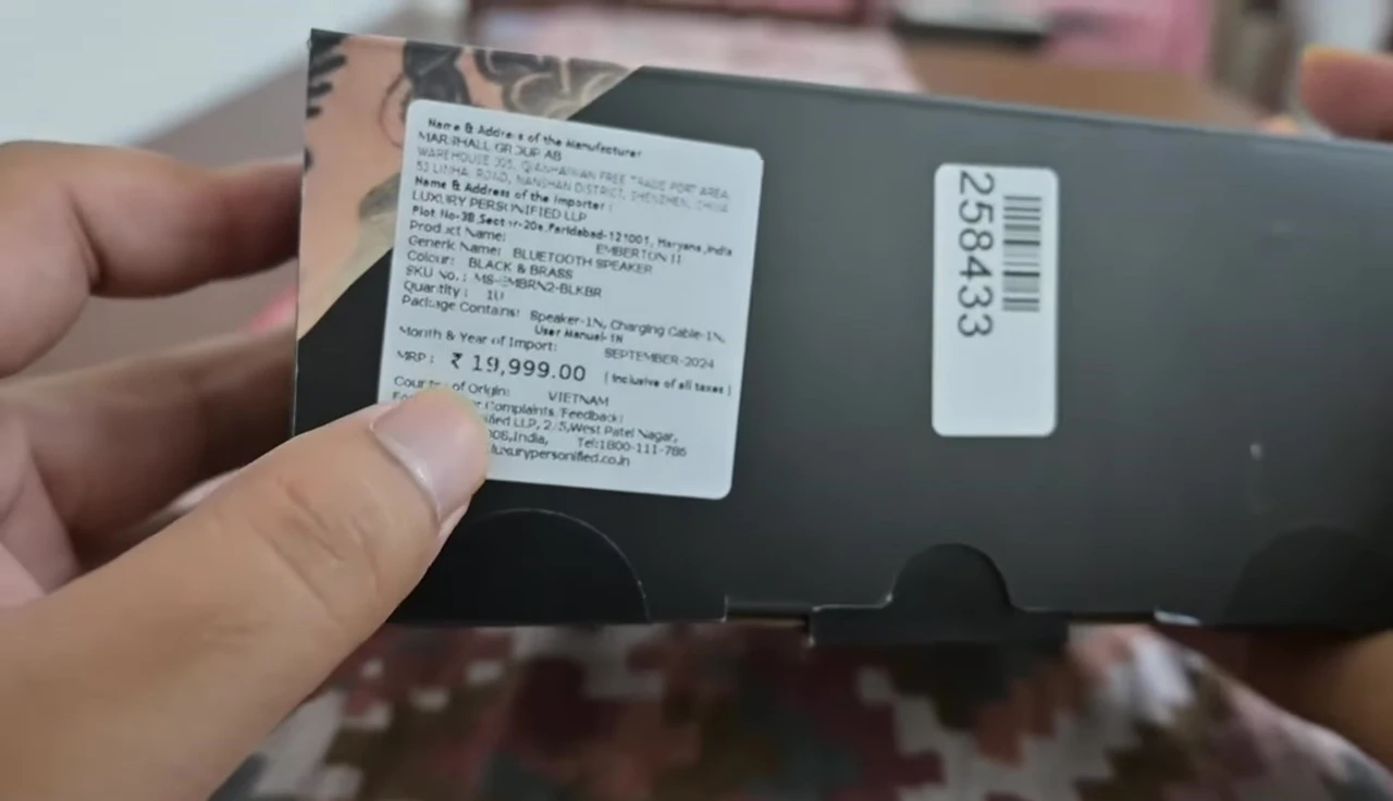 Discussion about the speaker's price and available discounts.
