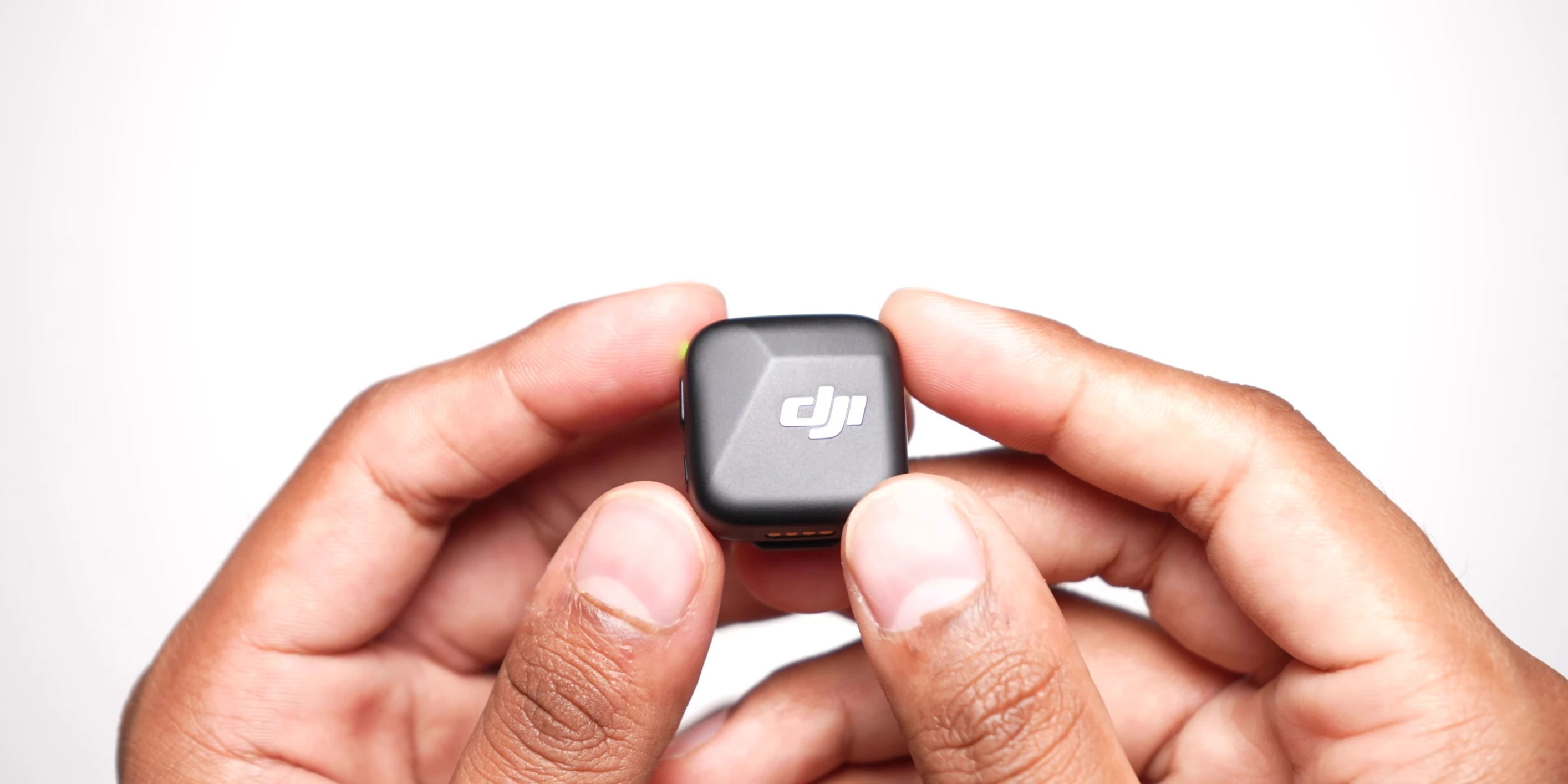 Buttons and LEDs on the DJI Mic Mini transmitter