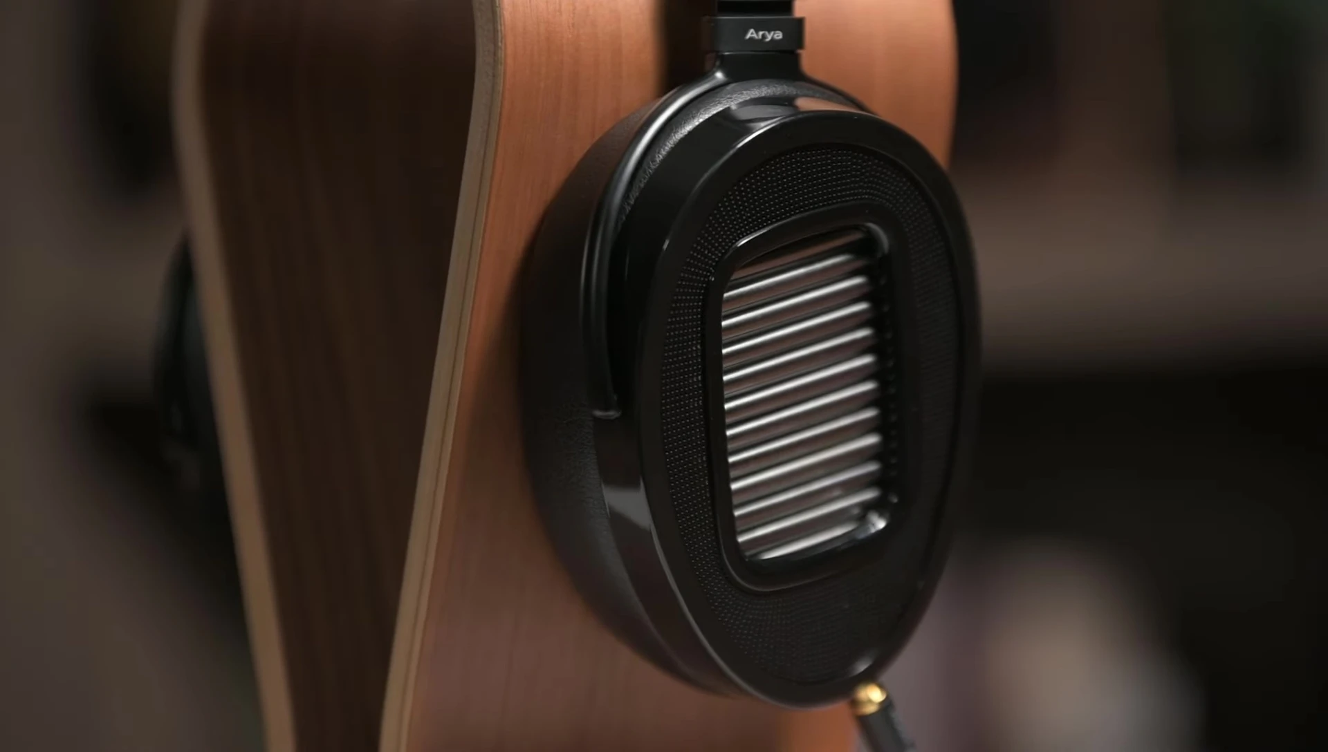 Image highlighting the rich mid-range performance of the headphones.