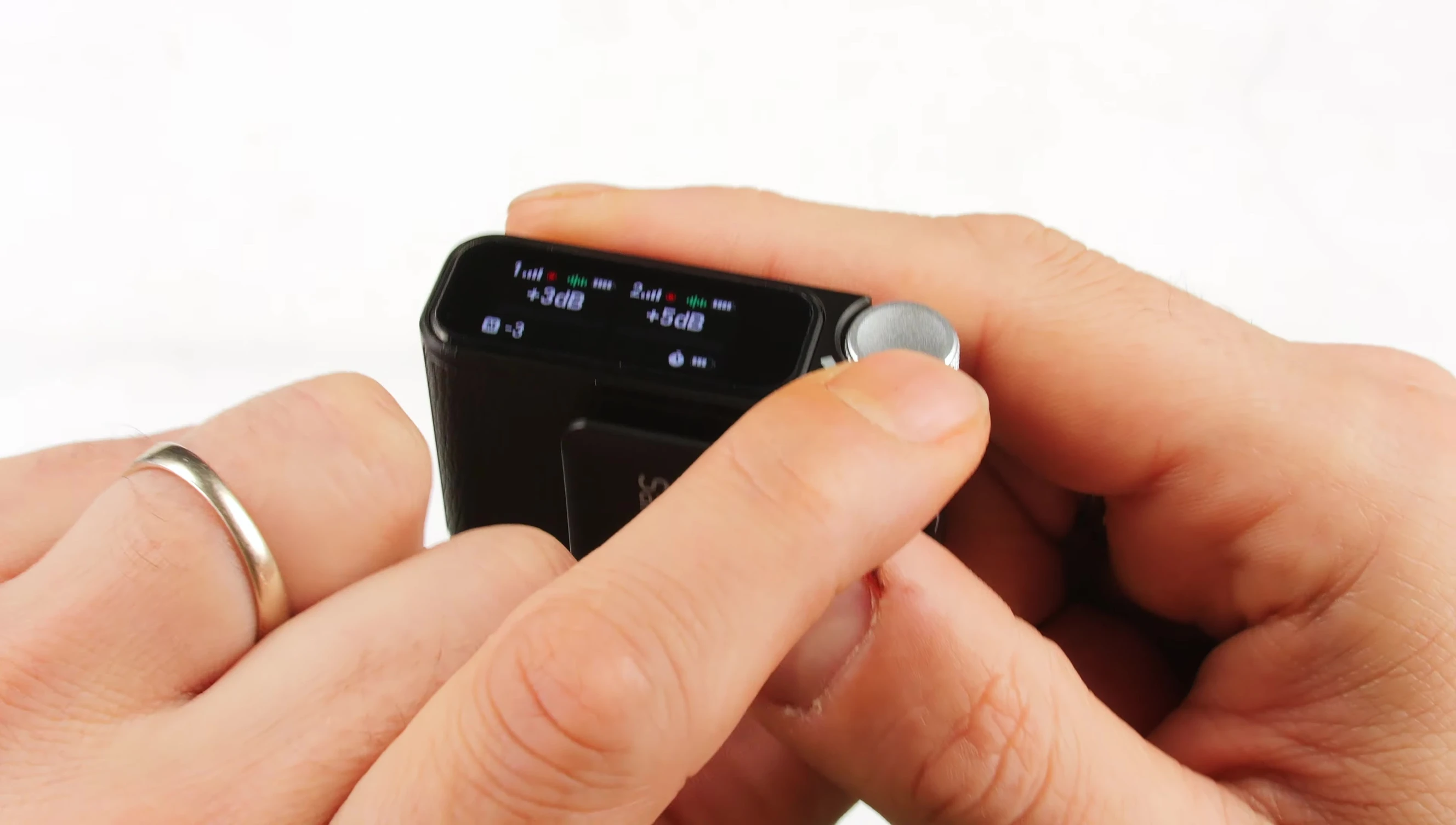Saramonic Ultra receiver touchscreen display