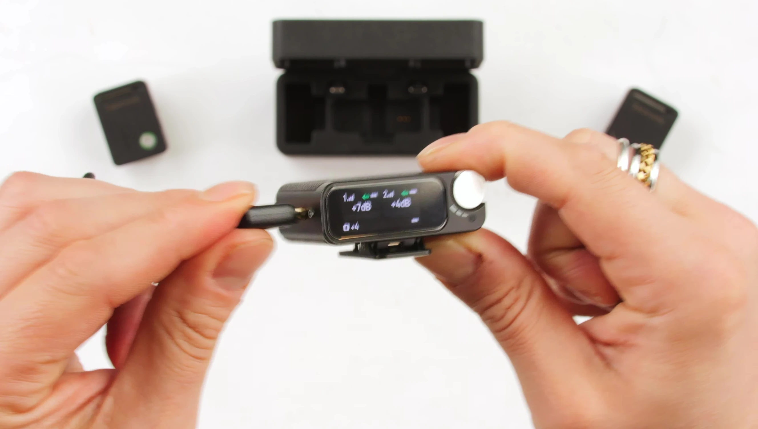 Saramonic Ultra receiver highlighting connectivity options