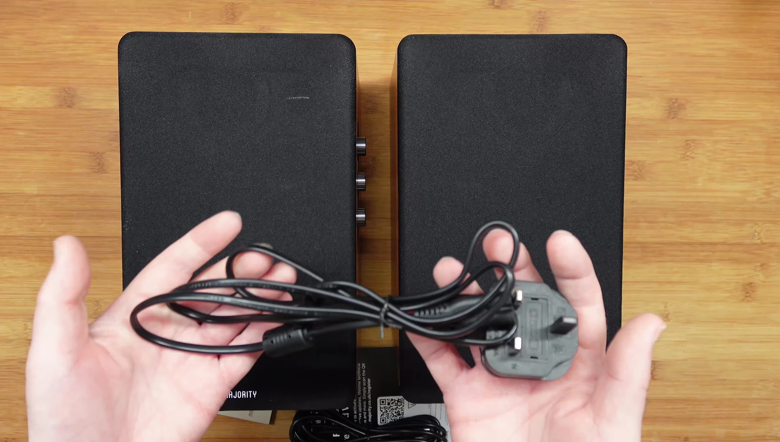 Power cable and connection cable for the Majority D100 speakers.