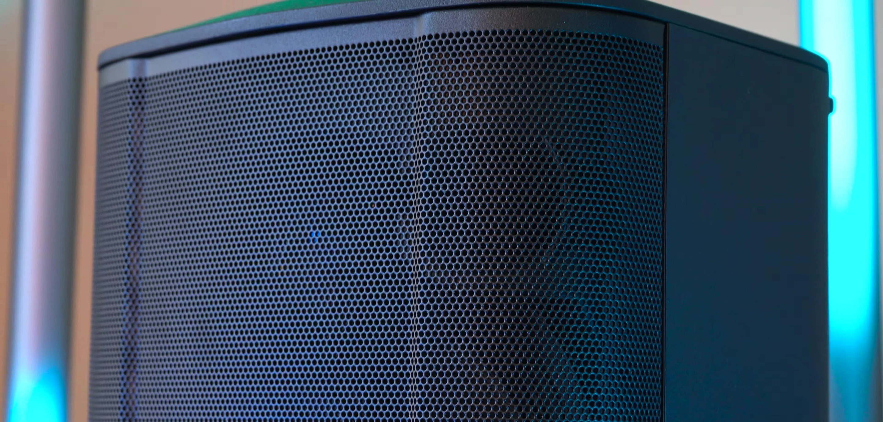 Shot showing the speaker with the battery indicator displayed.