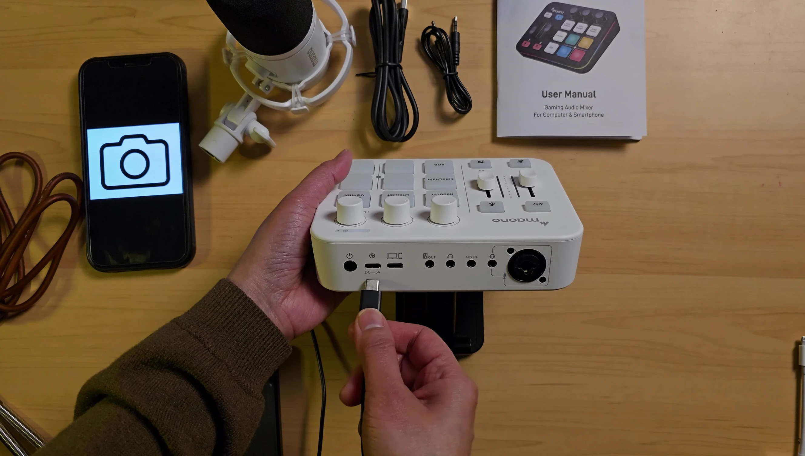 Connecting the power supply to the Maonocaster G1 Neo