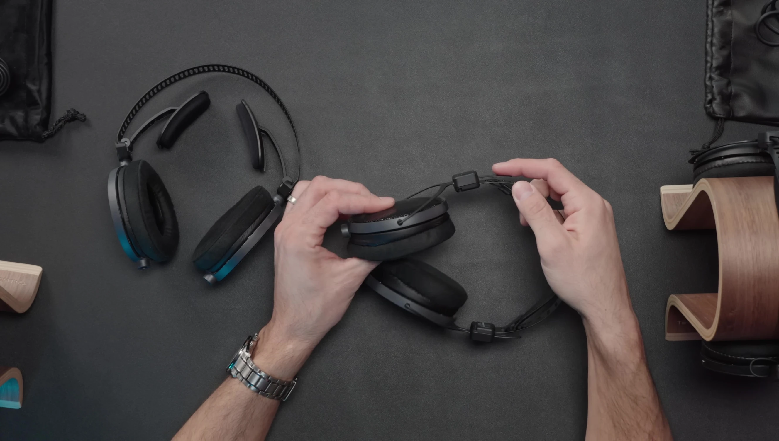 ATH-R70xa pivoting earcups and telescoping yolk