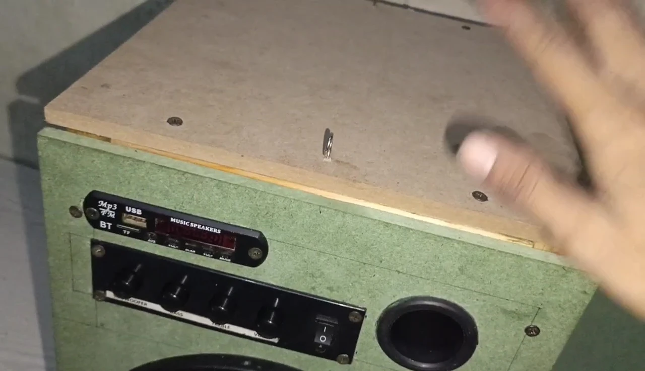 Dimensions of the speaker box