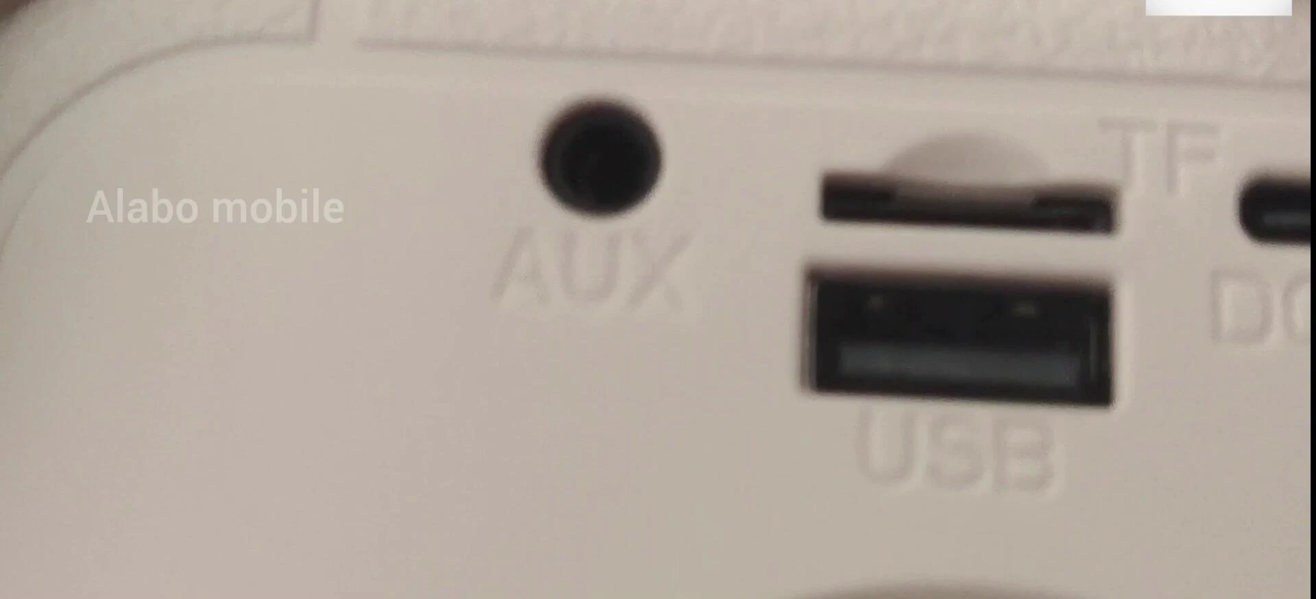 Showcase of the USB port and card slot