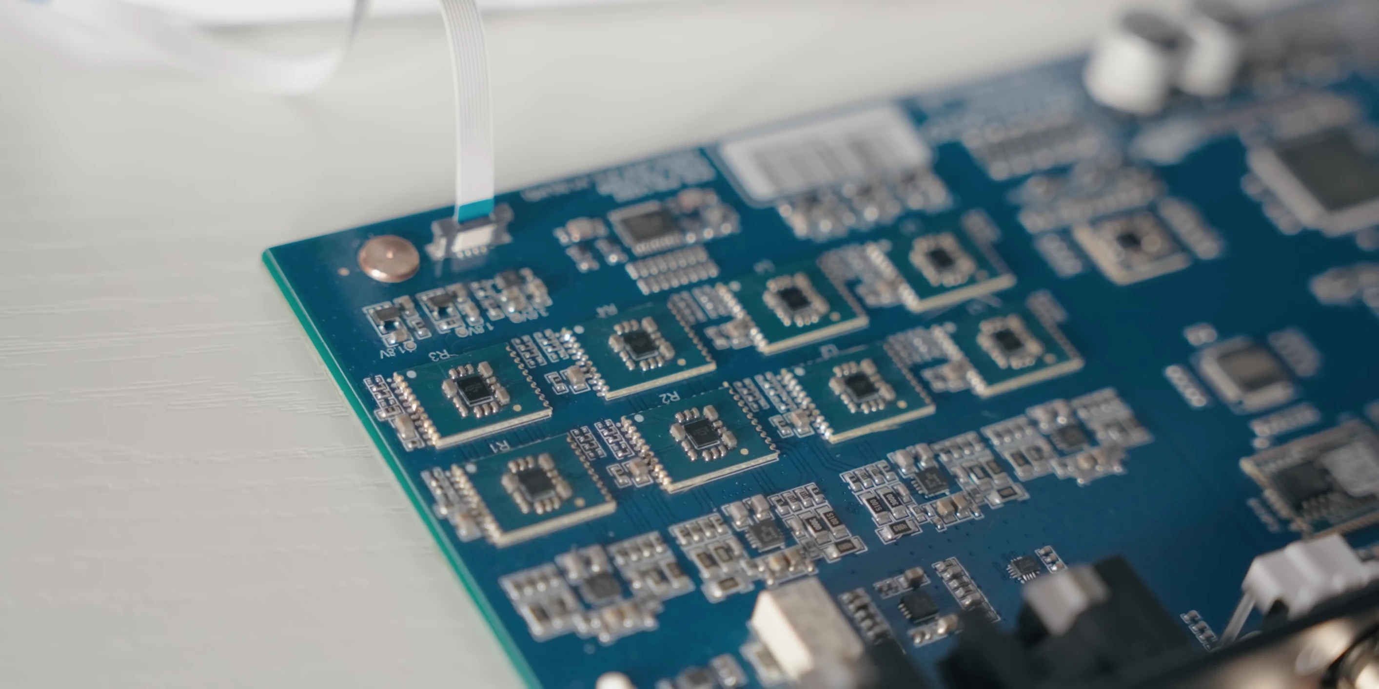 Image emphasizing the use of eight individual DAC chips inside the device