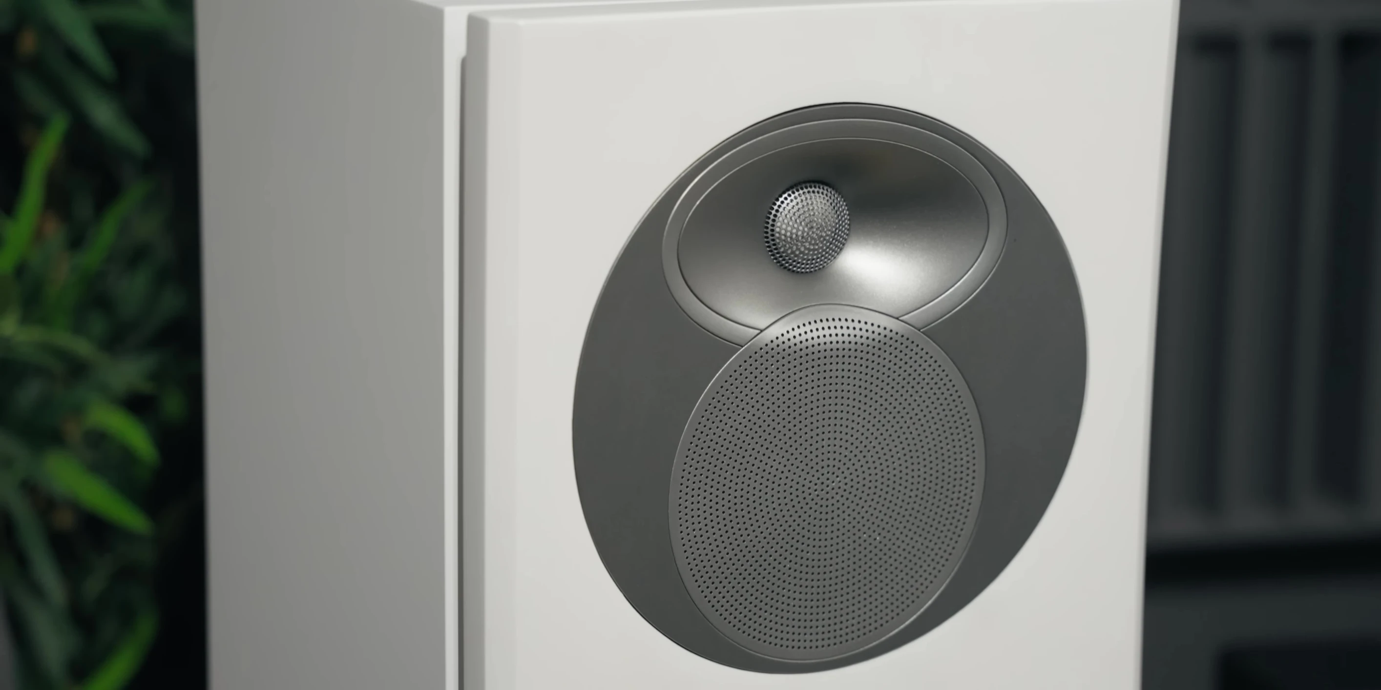 View highlighting the large magnet of the 1528's mid-range driver.