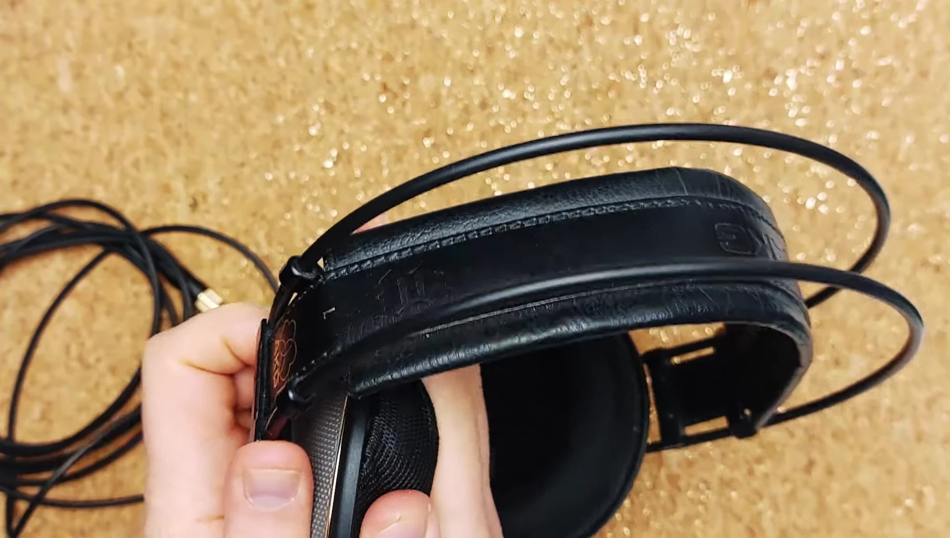 Detail shot of the twist-lock earcup mechanism.