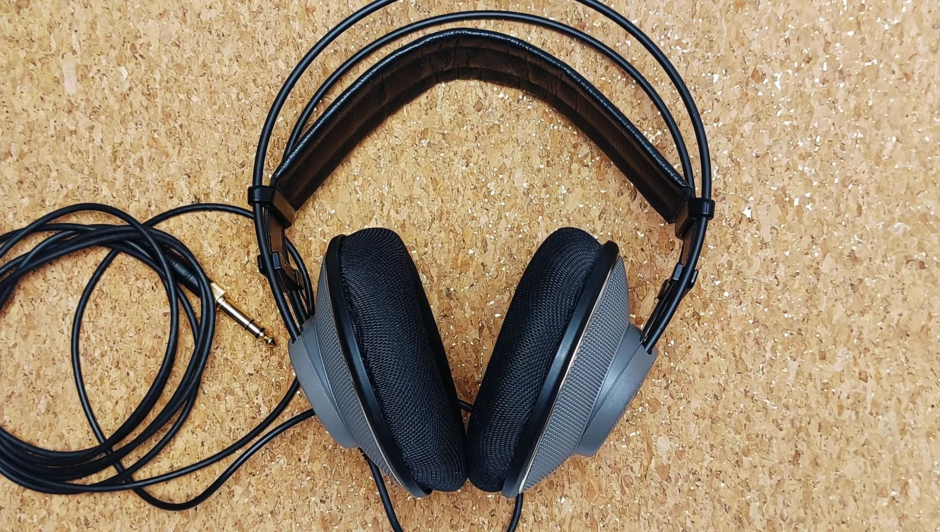 Image highlighting the spacious soundstage of the AKG K501.