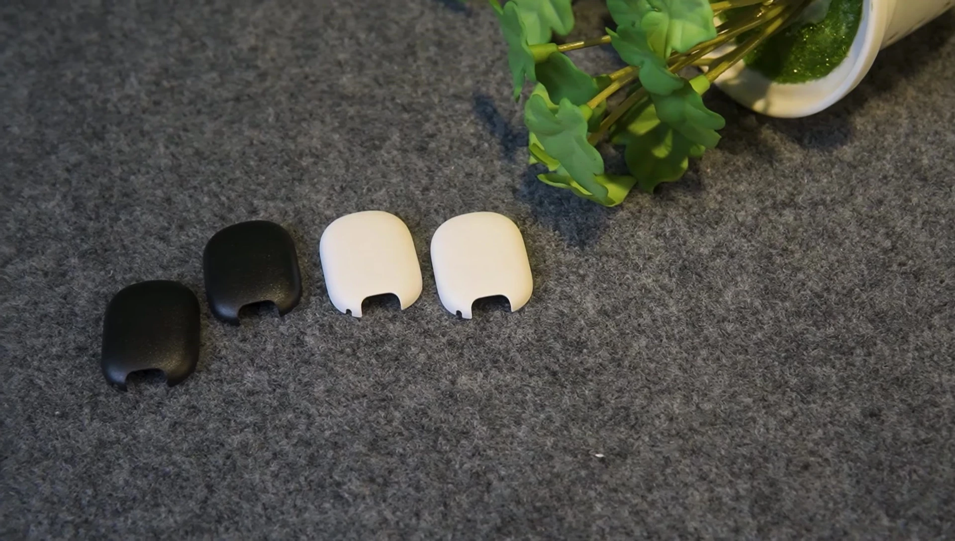 The extra microphone covers in white and black.