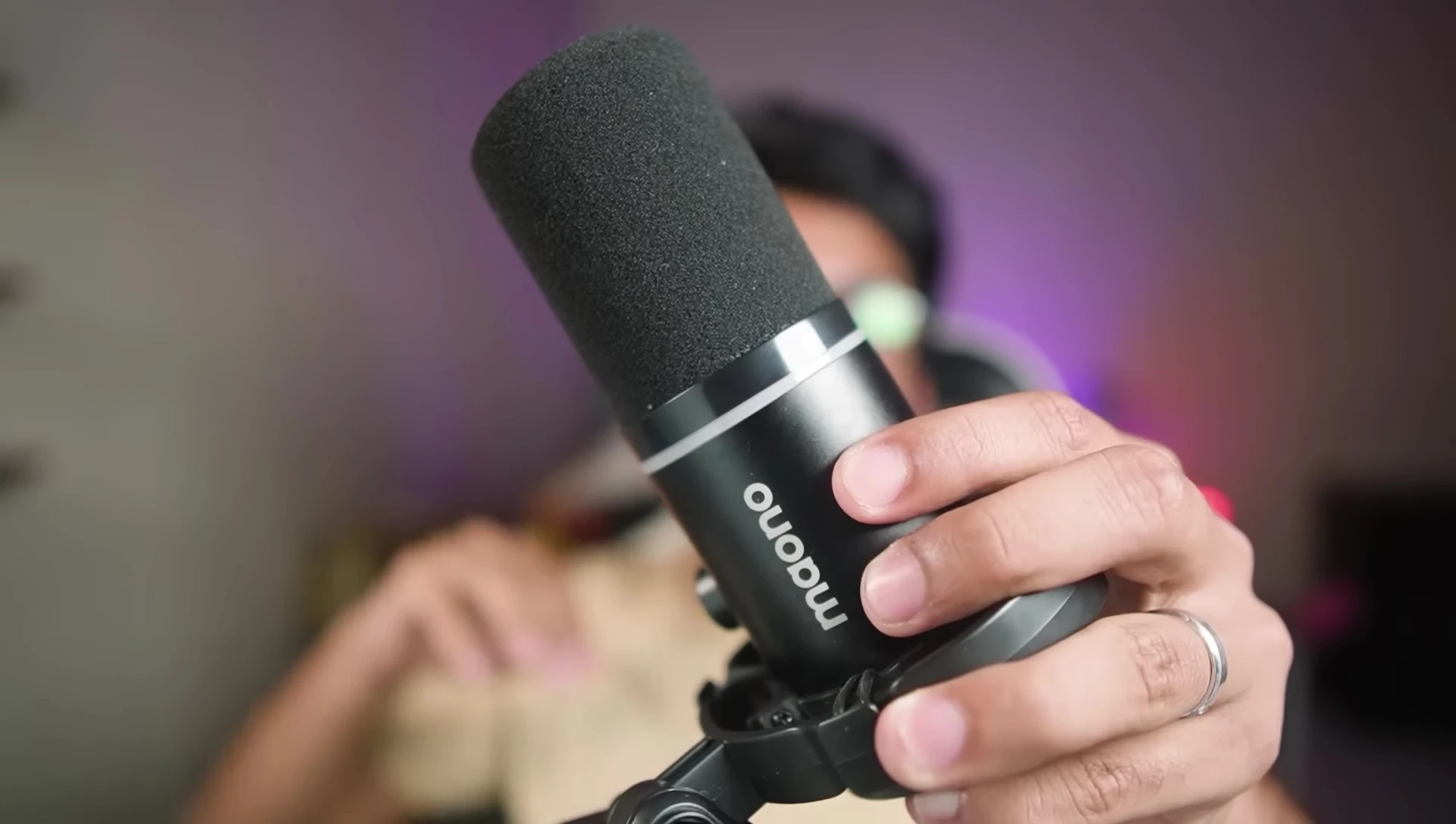 Close-up of the Neewer CM28 microphone with its packaging